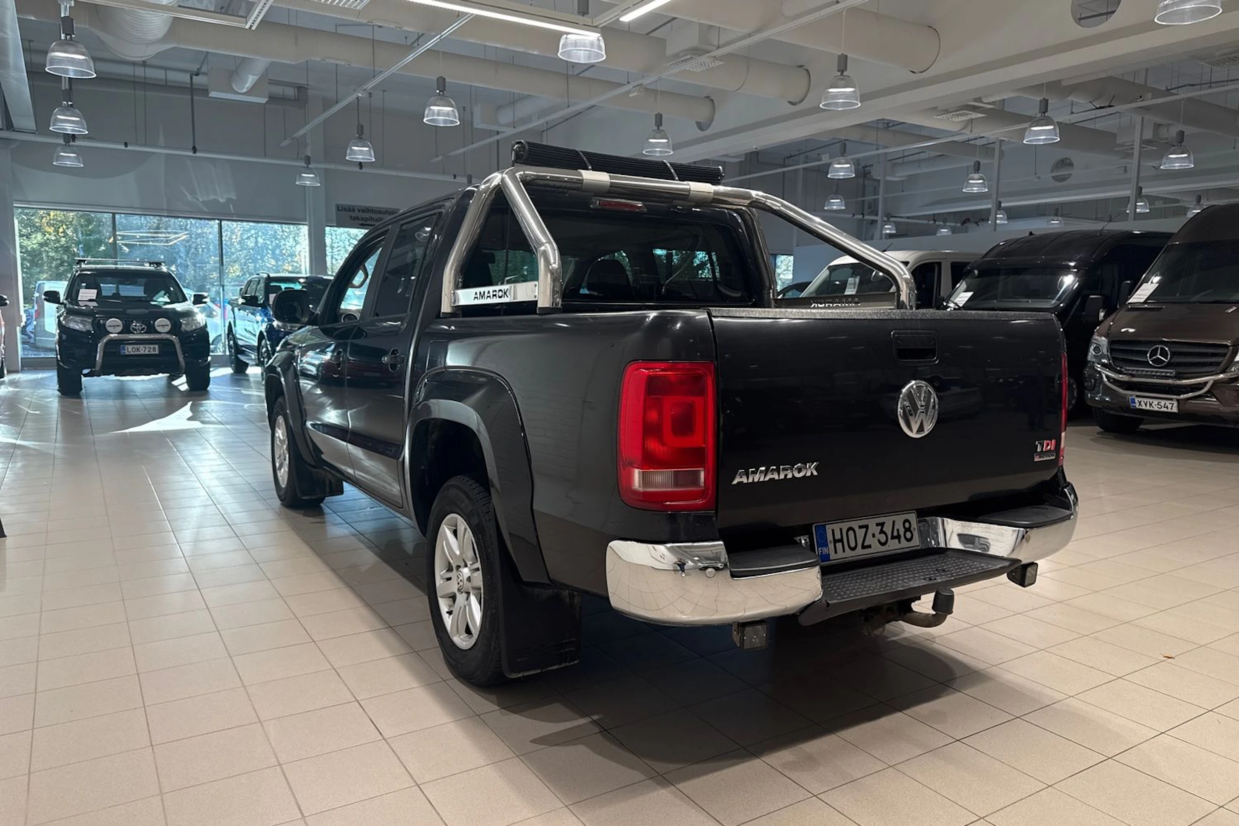 musta Volkswagen Amarok 2011 kuva 17.
