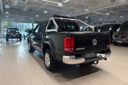 musta Volkswagen Amarok 2011 kuva 17.