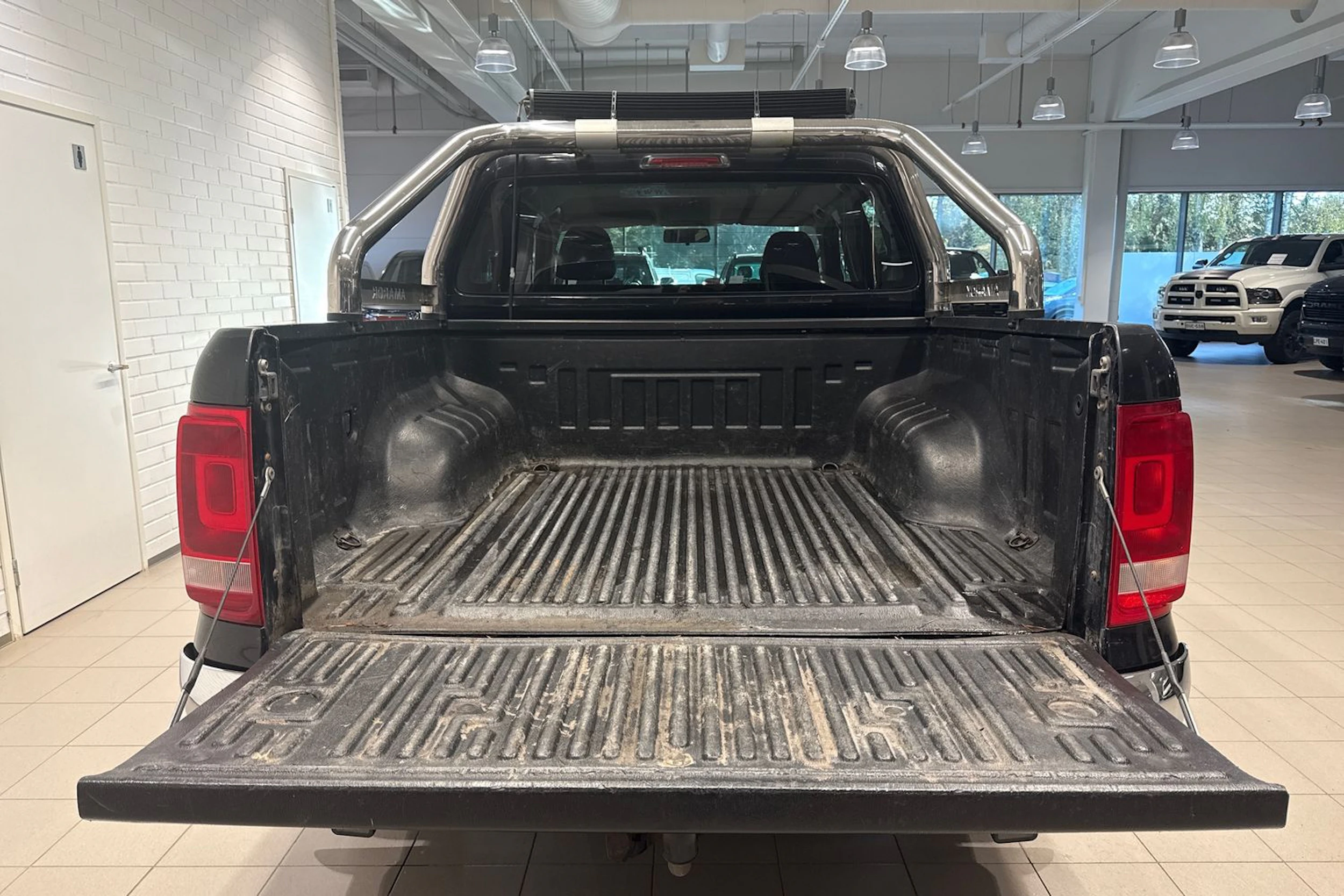musta Volkswagen Amarok 2011 kuva 18.