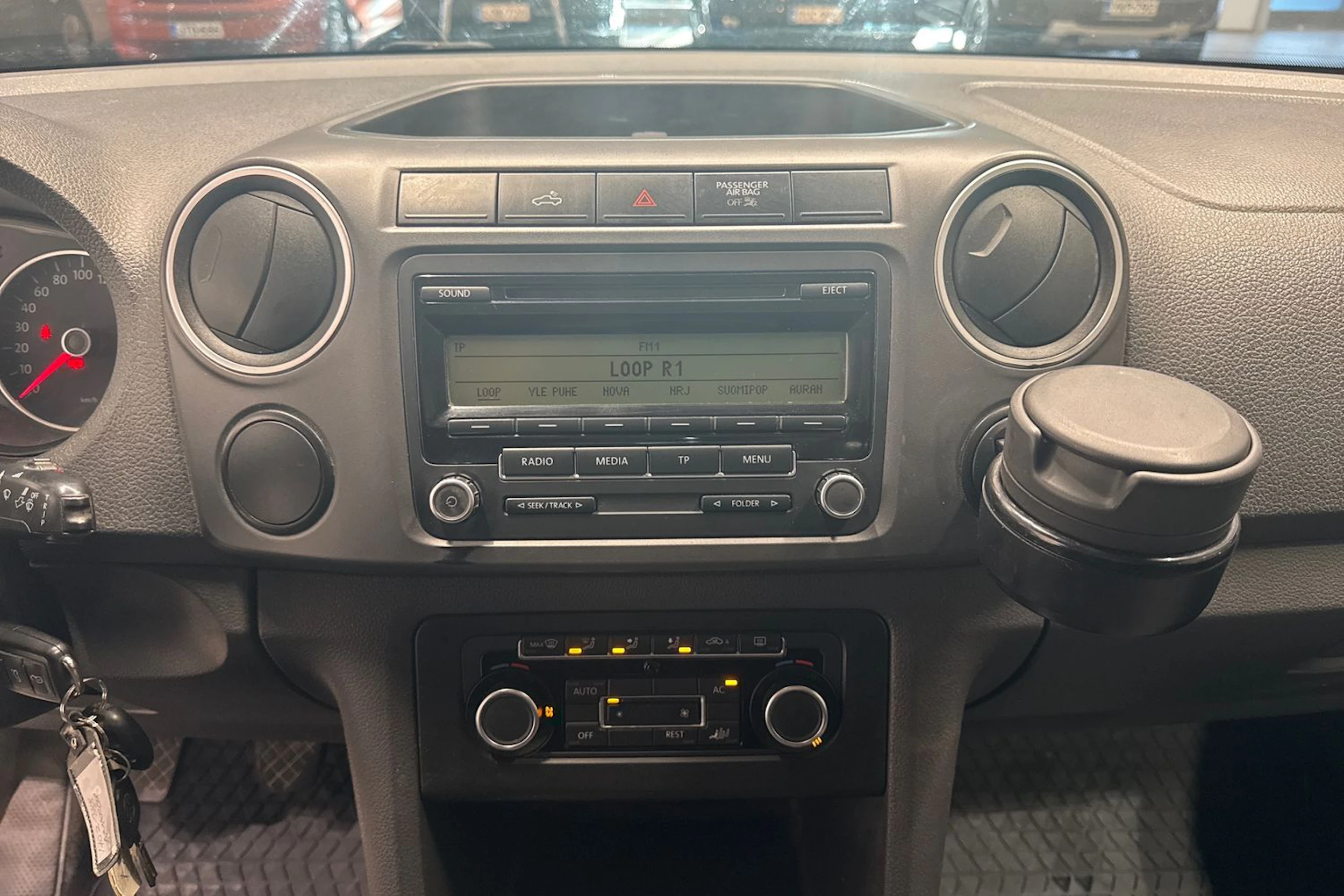 musta Volkswagen Amarok 2011 kuva 19.