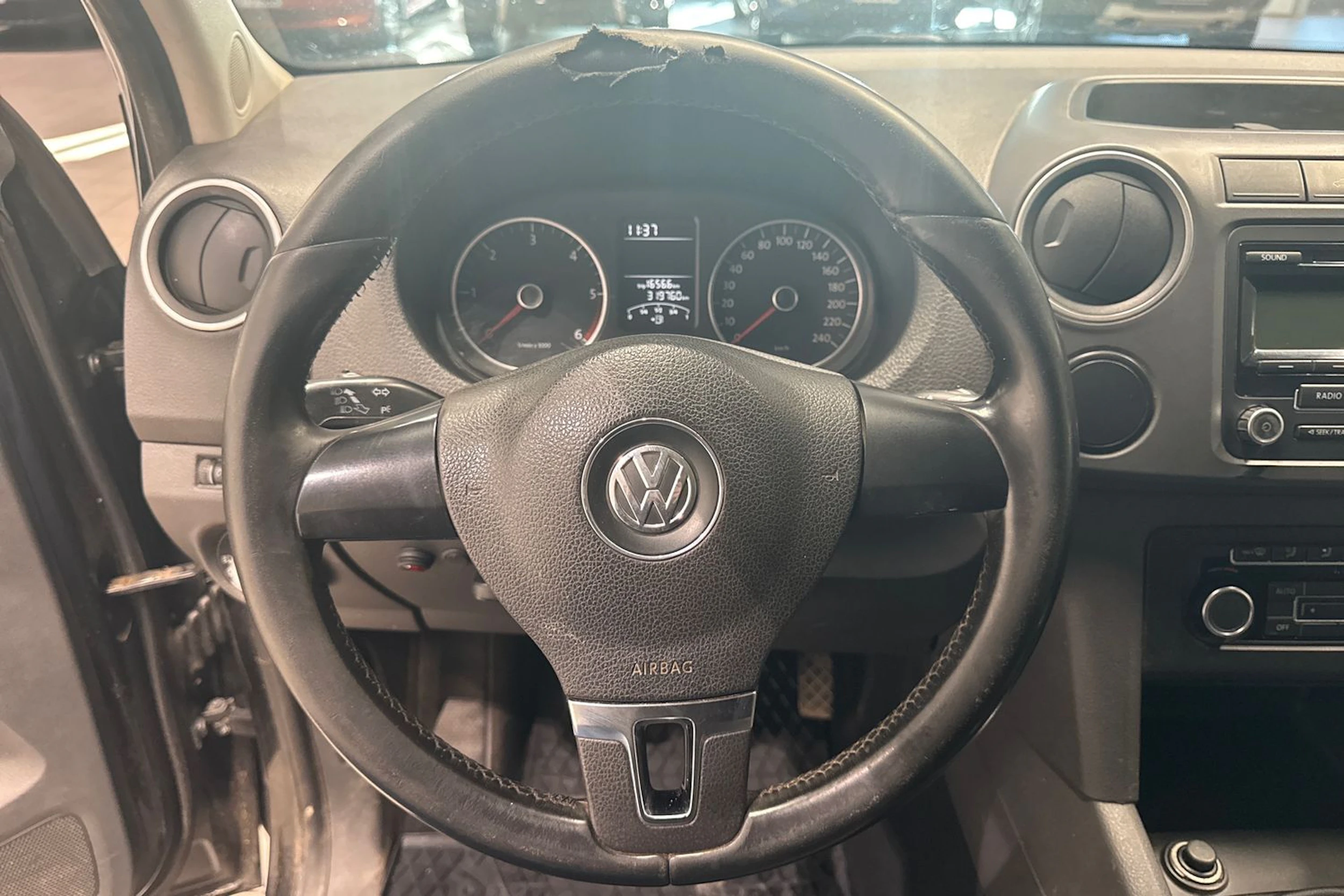 musta Volkswagen Amarok 2011 kuva 20.