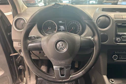 musta Volkswagen Amarok 2011 kuva 20.