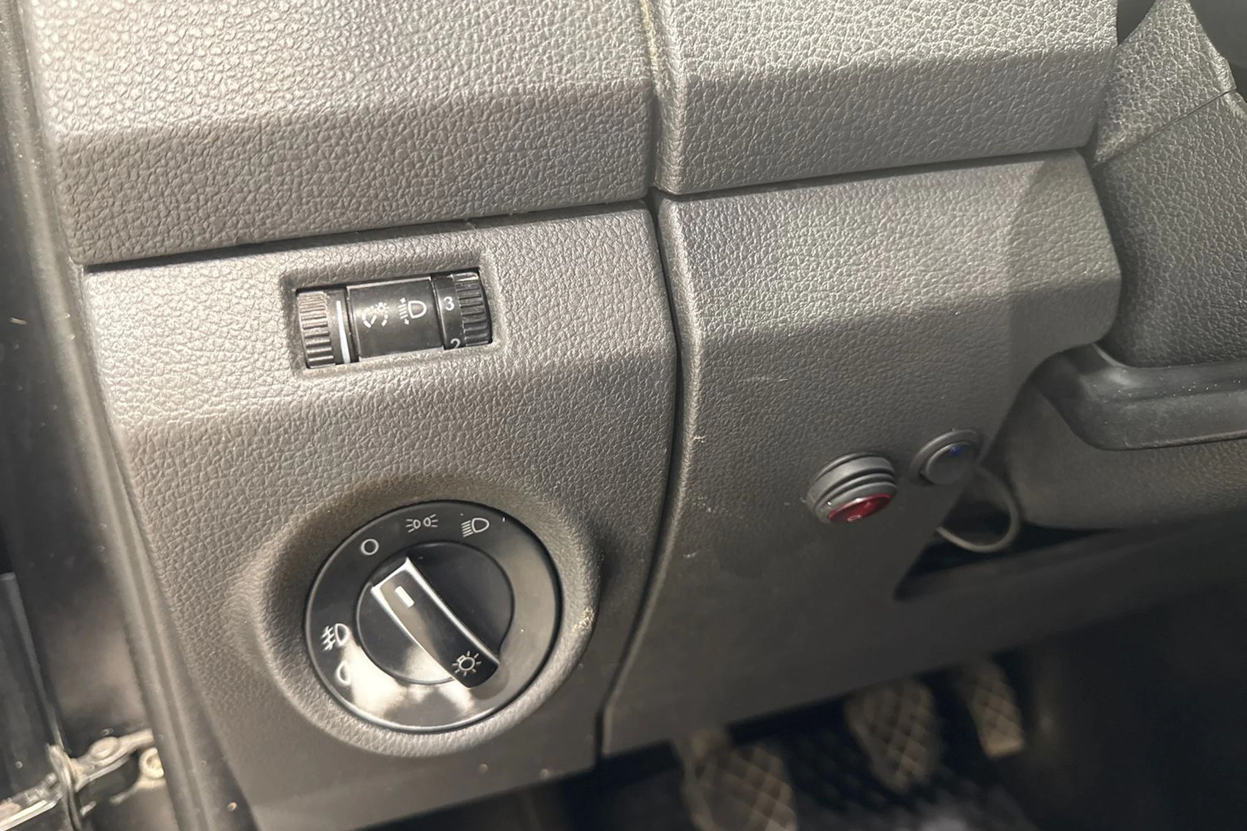 musta Volkswagen Amarok 2011 kuva 21.