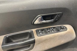 musta Volkswagen Amarok 2011 kuva 22.