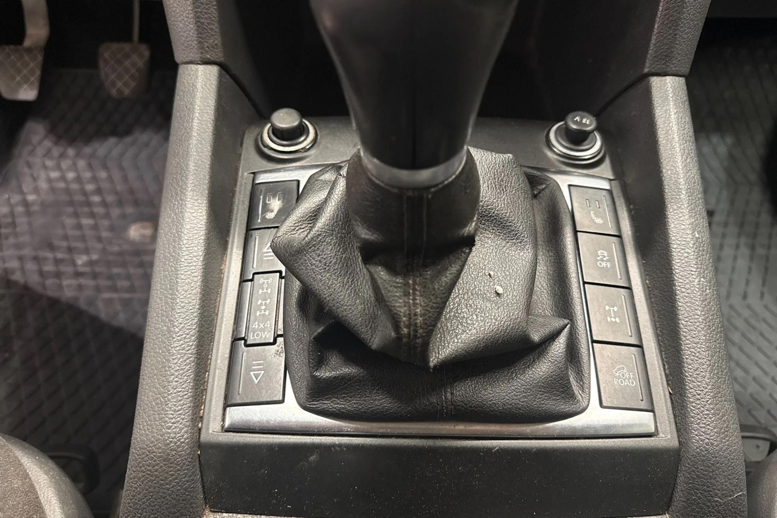 musta Volkswagen Amarok 2011 kuva 23.