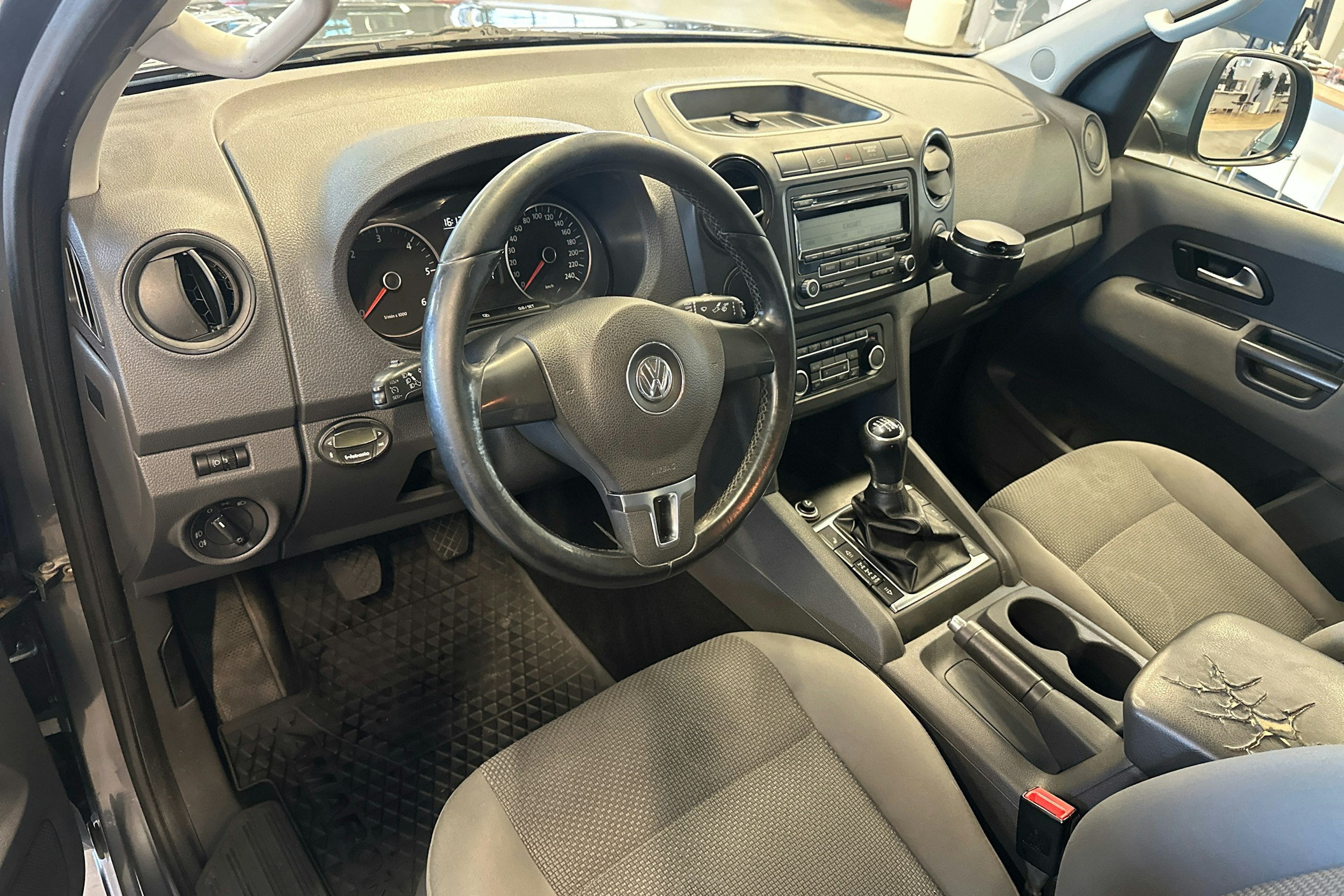 harmaa Volkswagen Amarok 2011 kuva 6.