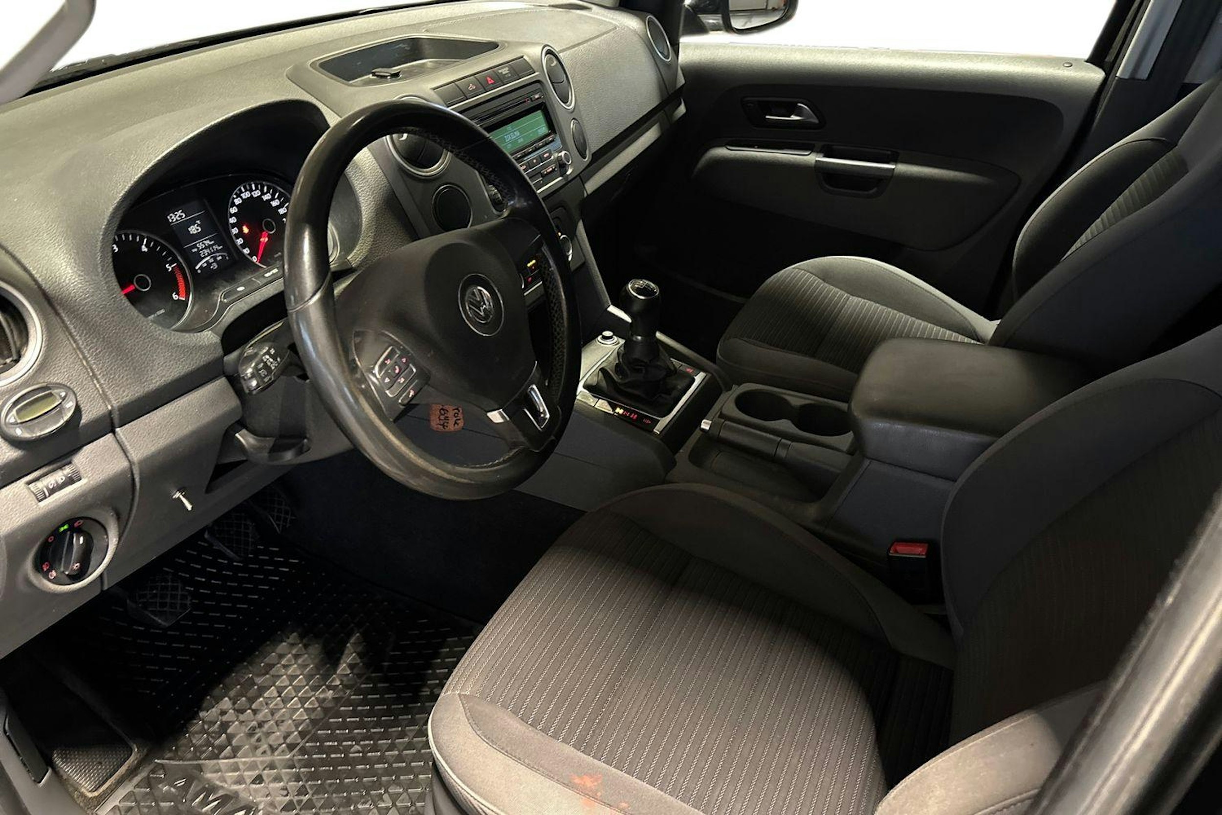 Musta Volkswagen Amarok 2012 kuva 8.