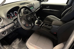 Musta Volkswagen Amarok 2012 kuva 8.