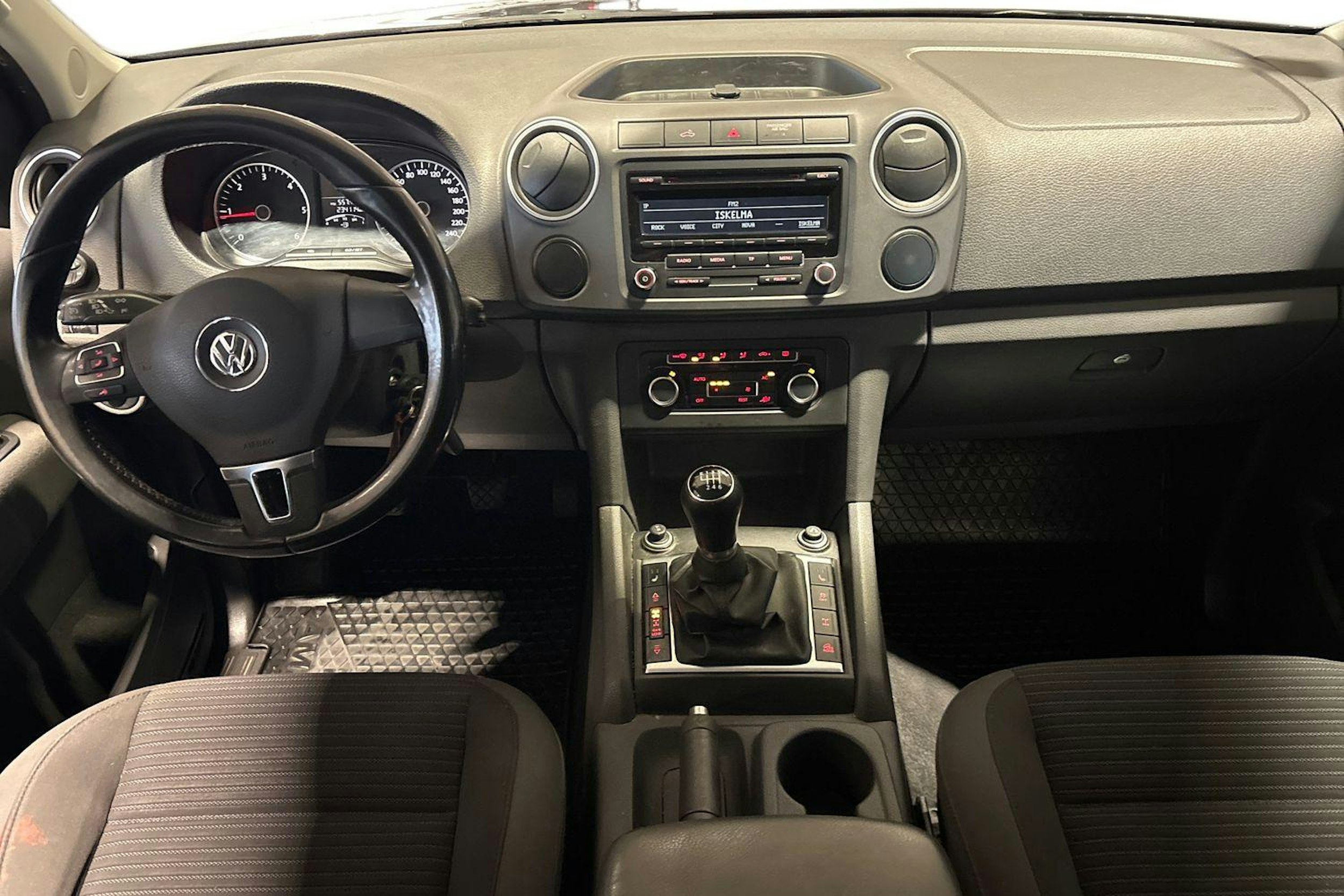 Musta Volkswagen Amarok 2012 kuva 9.