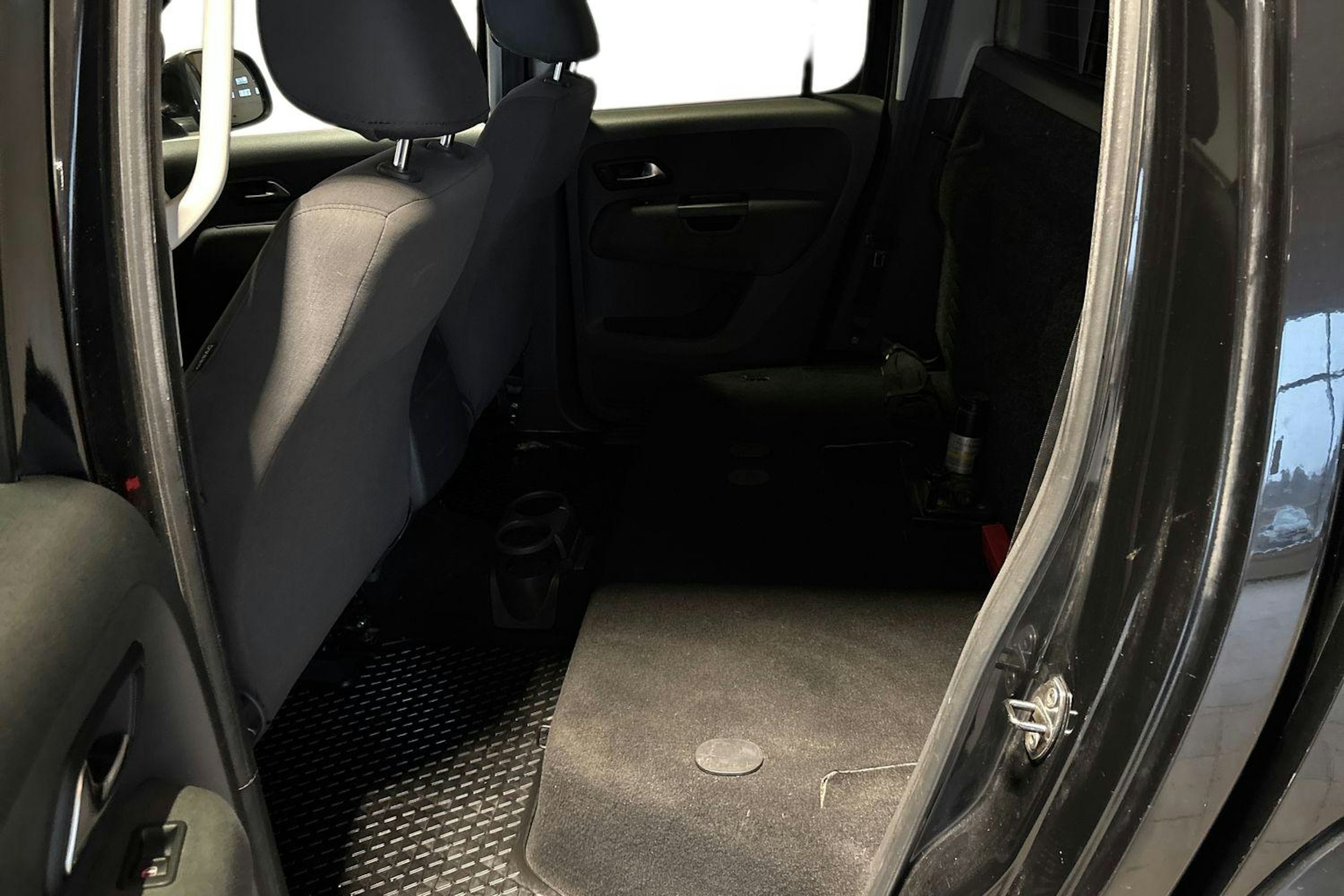 Musta Volkswagen Amarok 2012 kuva 11.