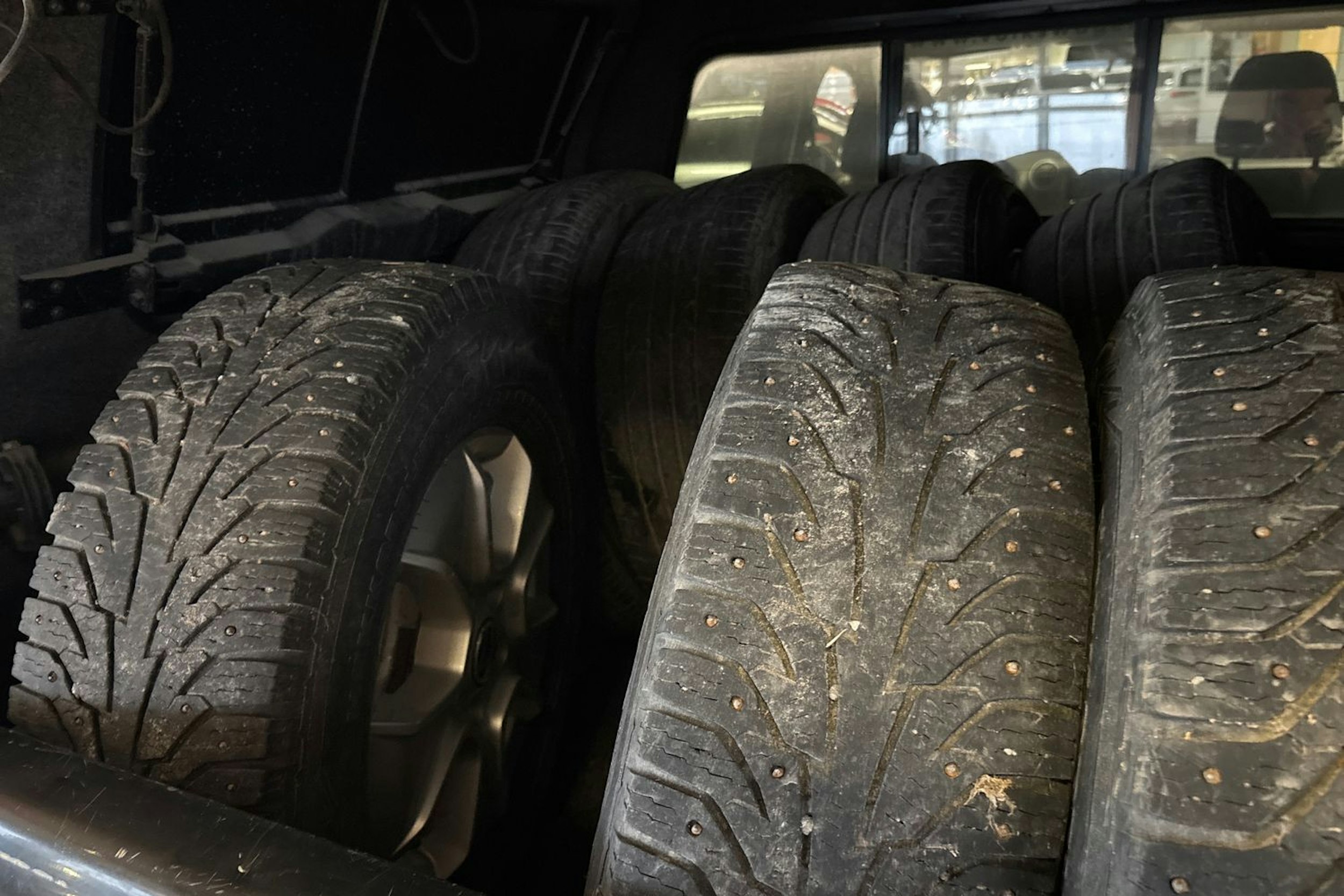 Musta Volkswagen Amarok 2012 kuva 13.