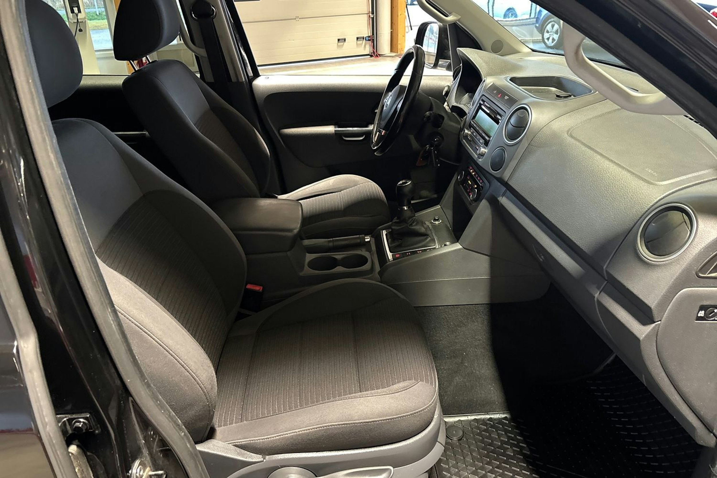 Musta Volkswagen Amarok 2012 kuva 16.