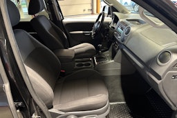 Musta Volkswagen Amarok 2012 kuva 16.