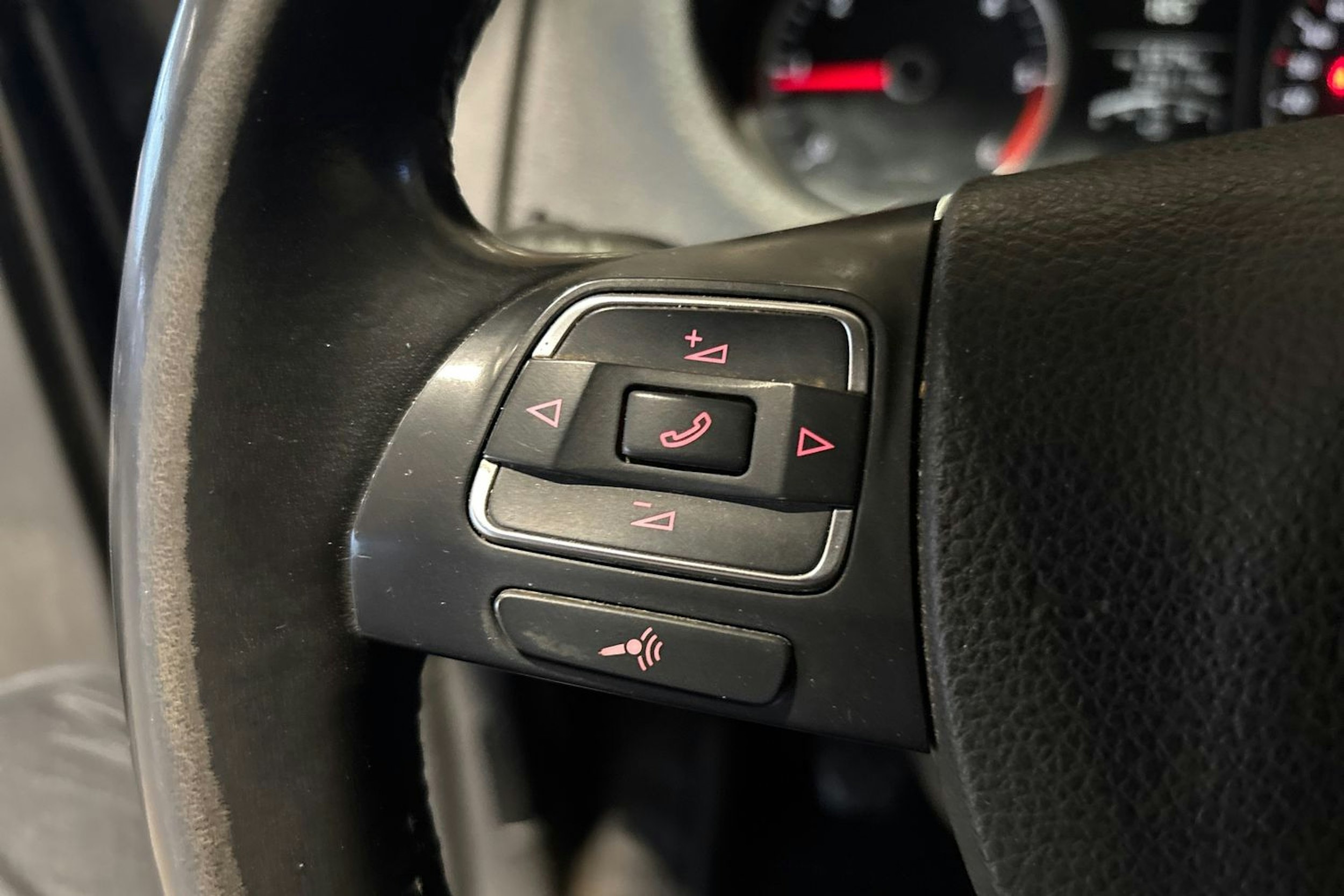 Musta Volkswagen Amarok 2012 kuva 18.