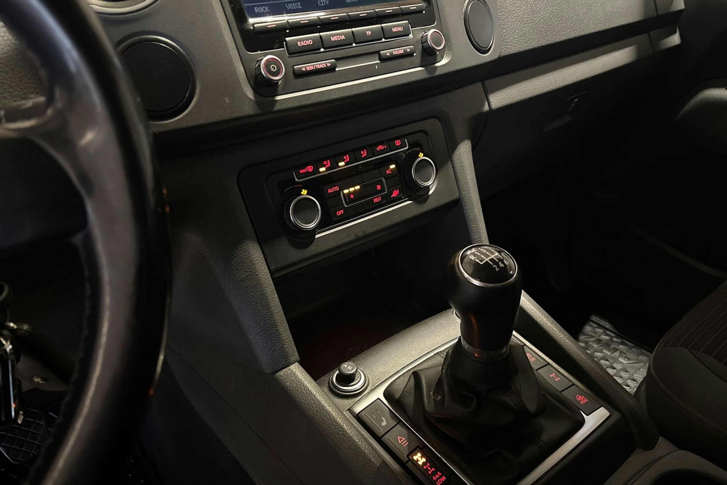 Musta Volkswagen Amarok 2012 kuva 19.