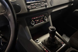 Musta Volkswagen Amarok 2012 kuva 19.