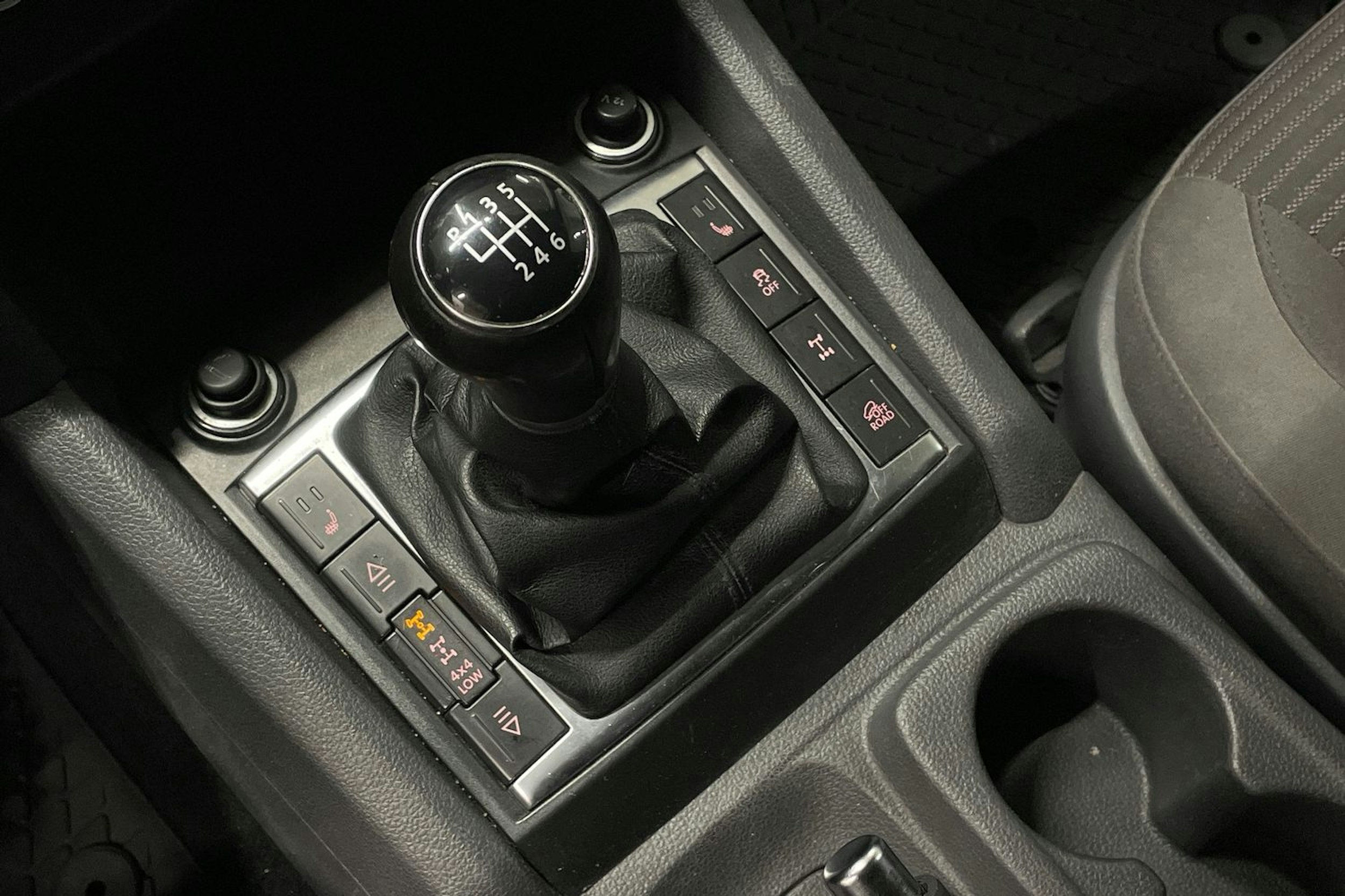 valkoinen Volkswagen Amarok 2012 kuva 21.