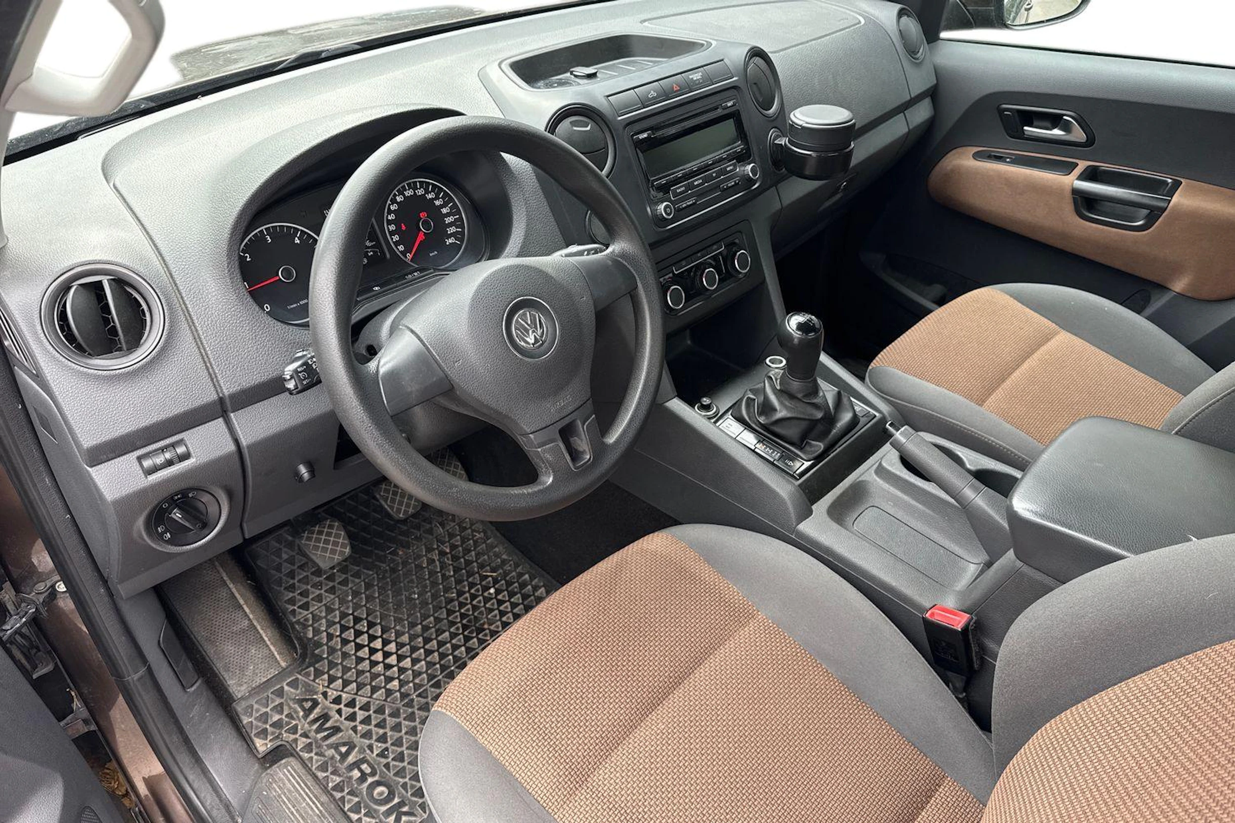 ruskea (beige) Volkswagen Amarok 2012 kuva 3.