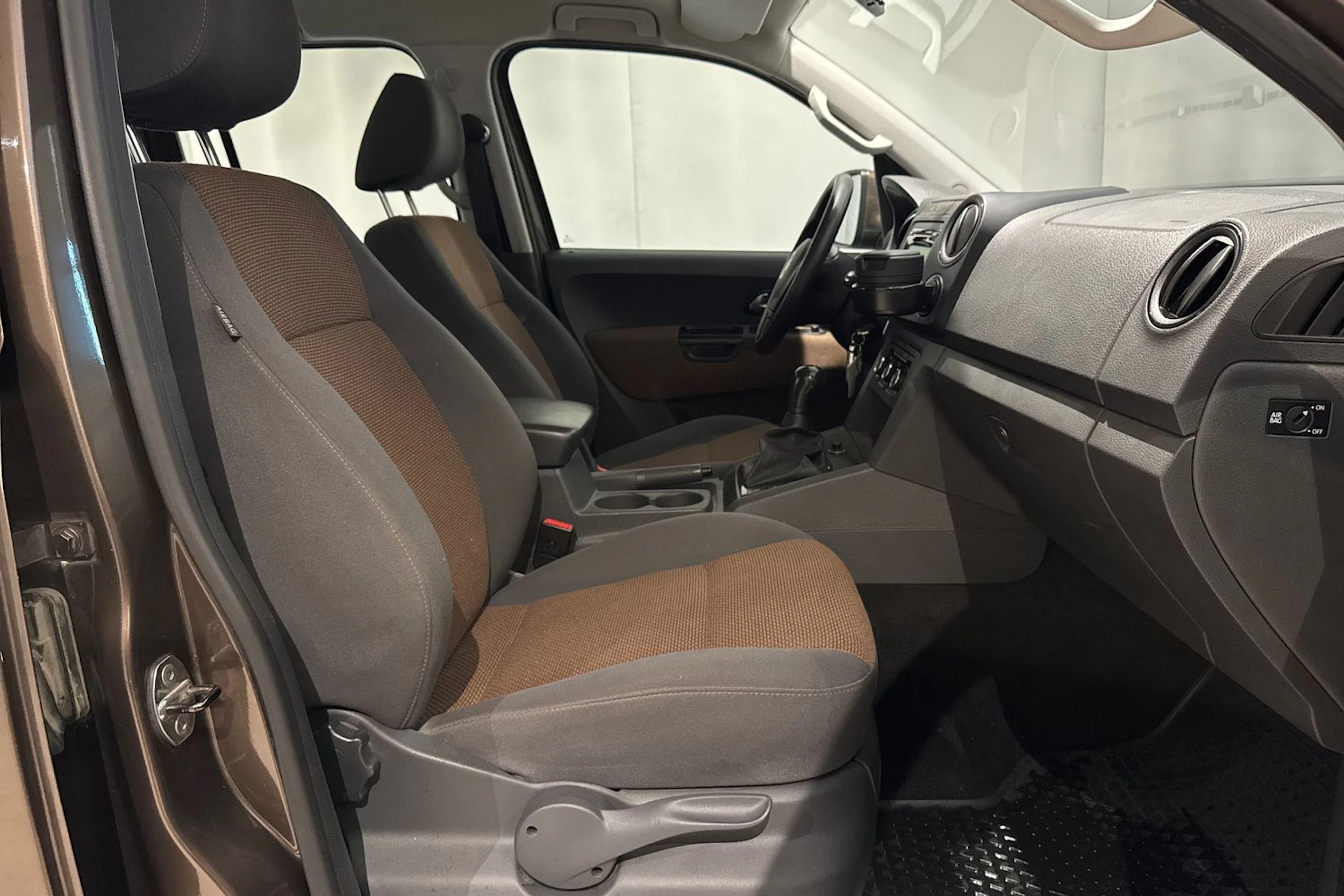 ruskea (beige) Volkswagen Amarok 2012 kuva 13.