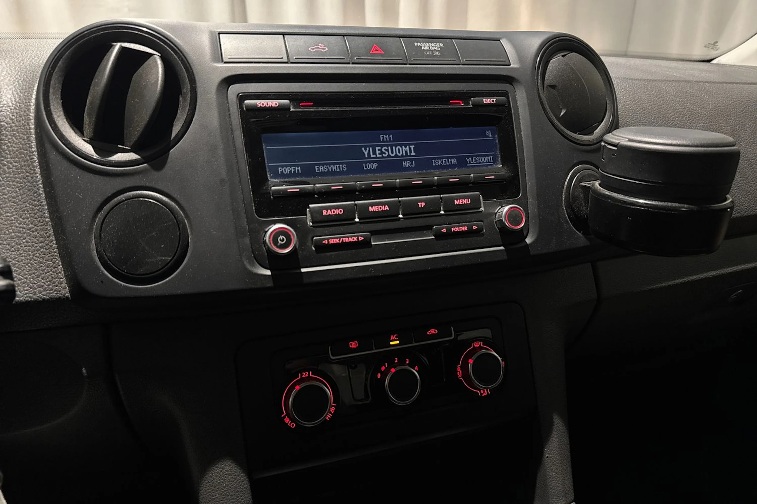ruskea (beige) Volkswagen Amarok 2012 kuva 15.