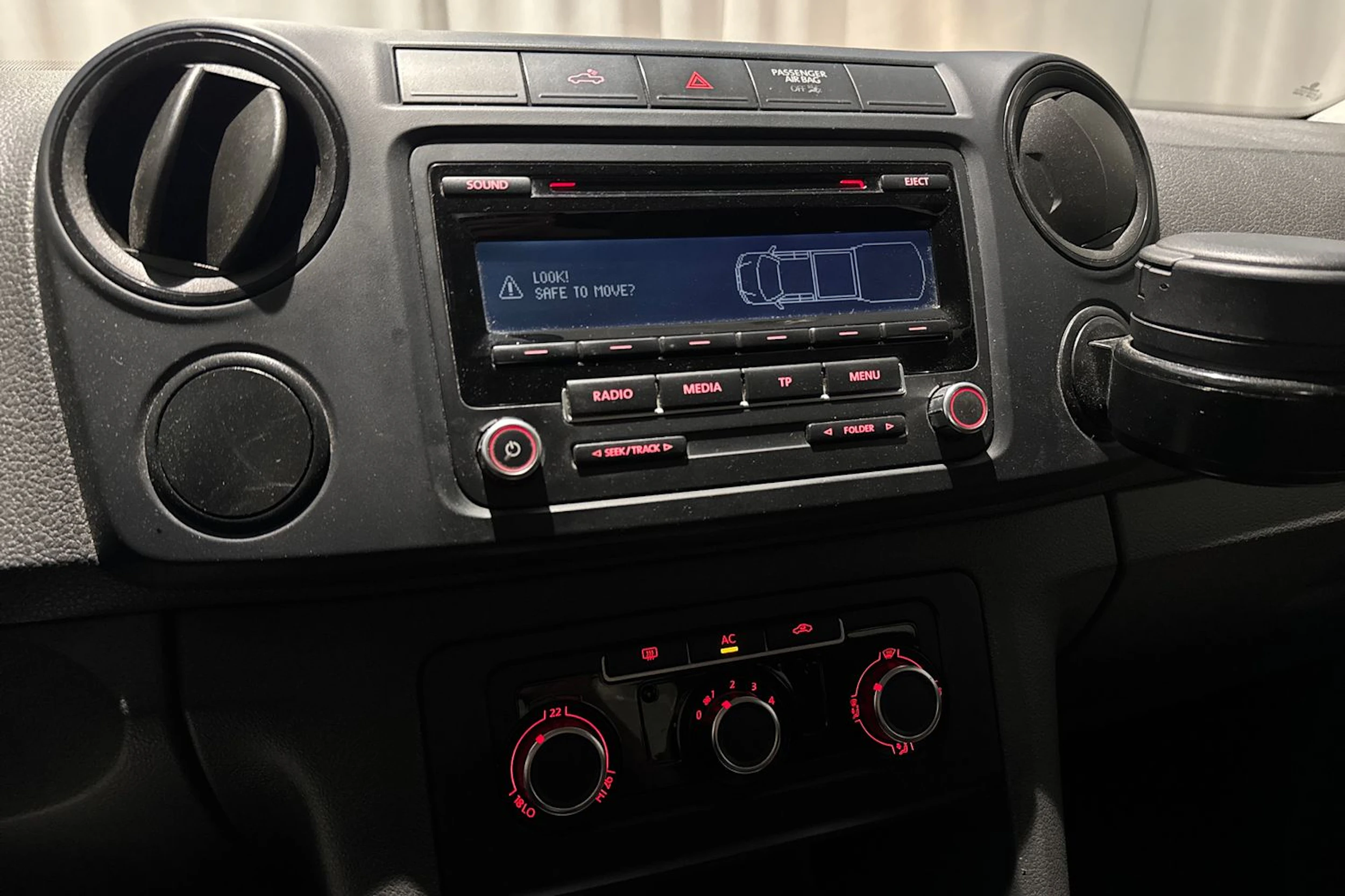 ruskea (beige) Volkswagen Amarok 2012 kuva 16.