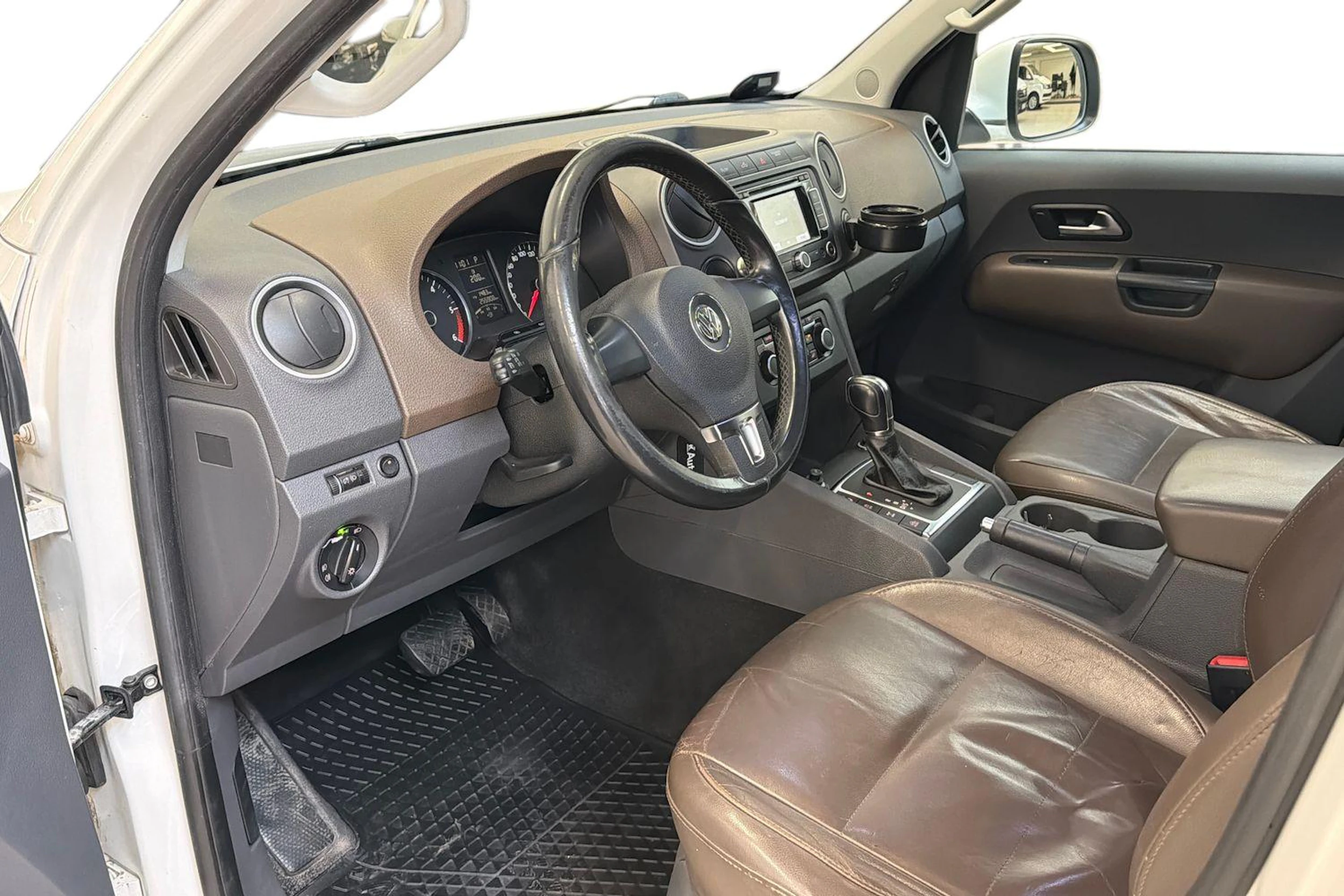 valkoinen Volkswagen Amarok 2012 kuva 8.