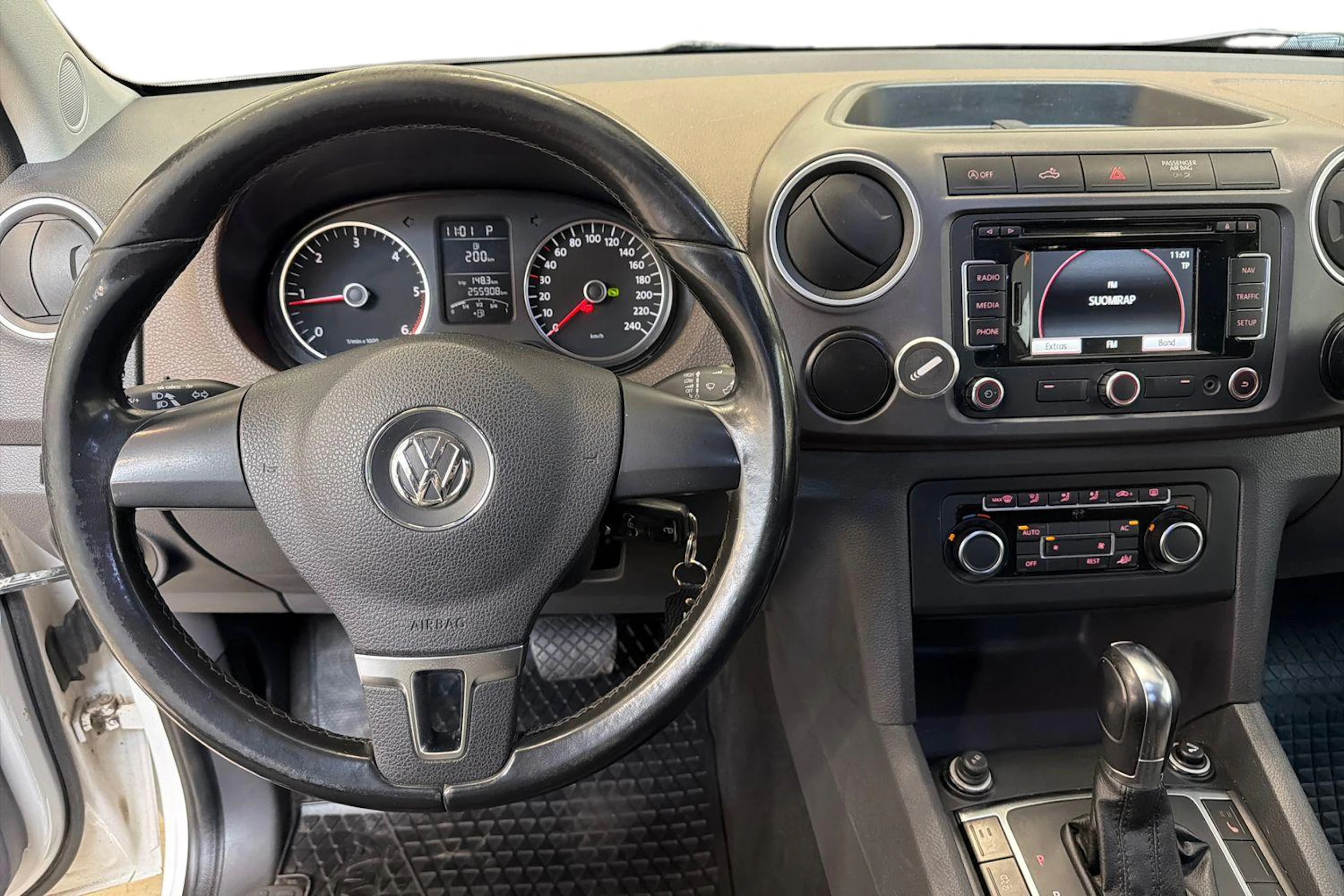 valkoinen Volkswagen Amarok 2012 kuva 9.