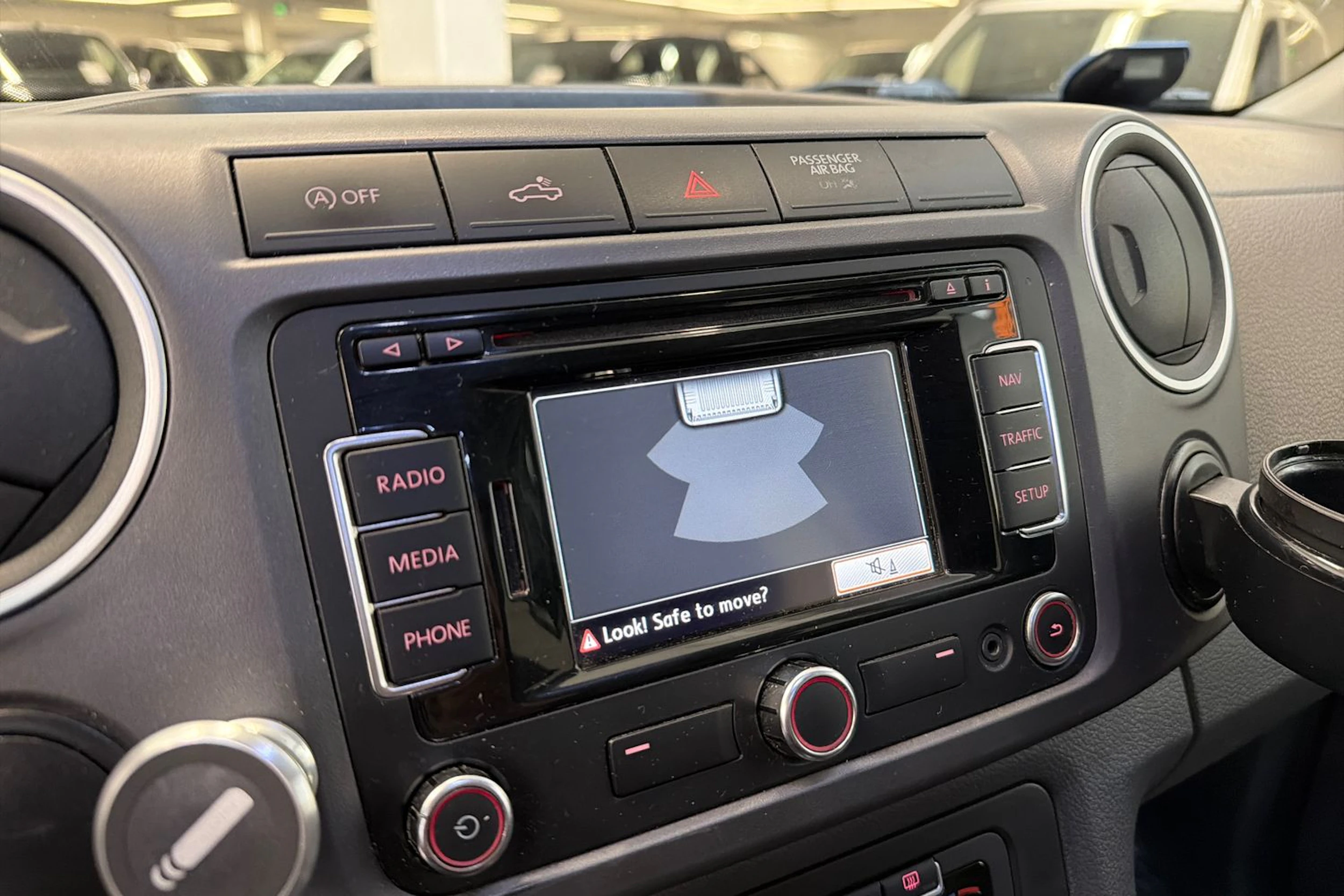 valkoinen Volkswagen Amarok 2012 kuva 16.