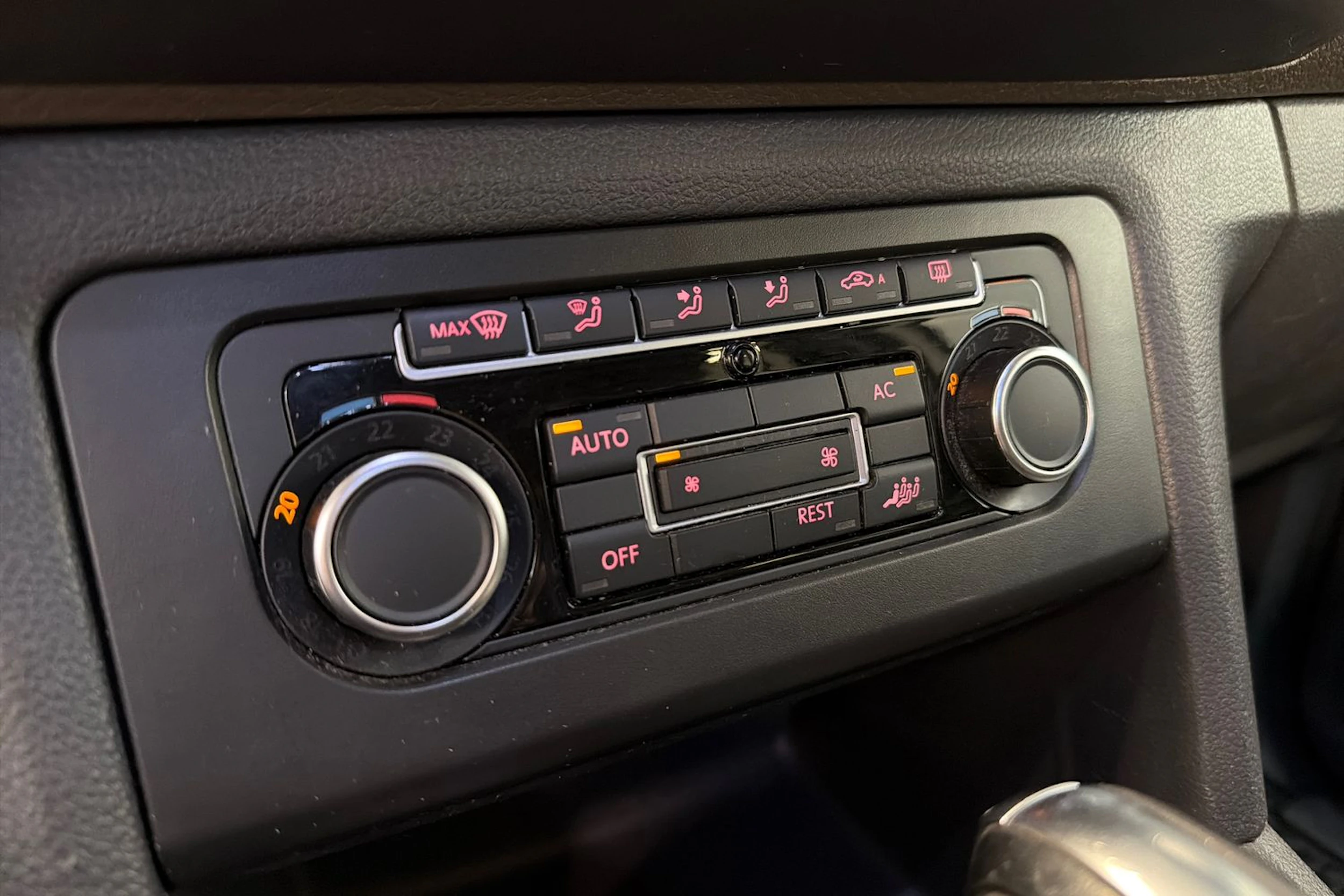 valkoinen Volkswagen Amarok 2012 kuva 18.