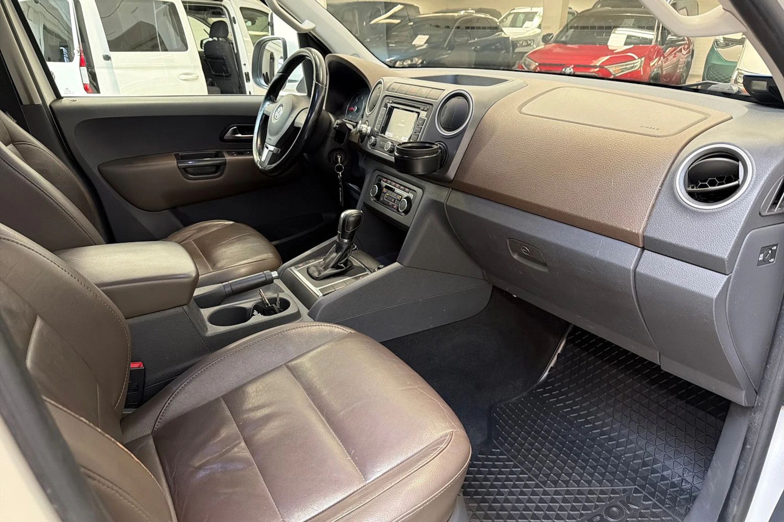 valkoinen Volkswagen Amarok 2012 kuva 22.