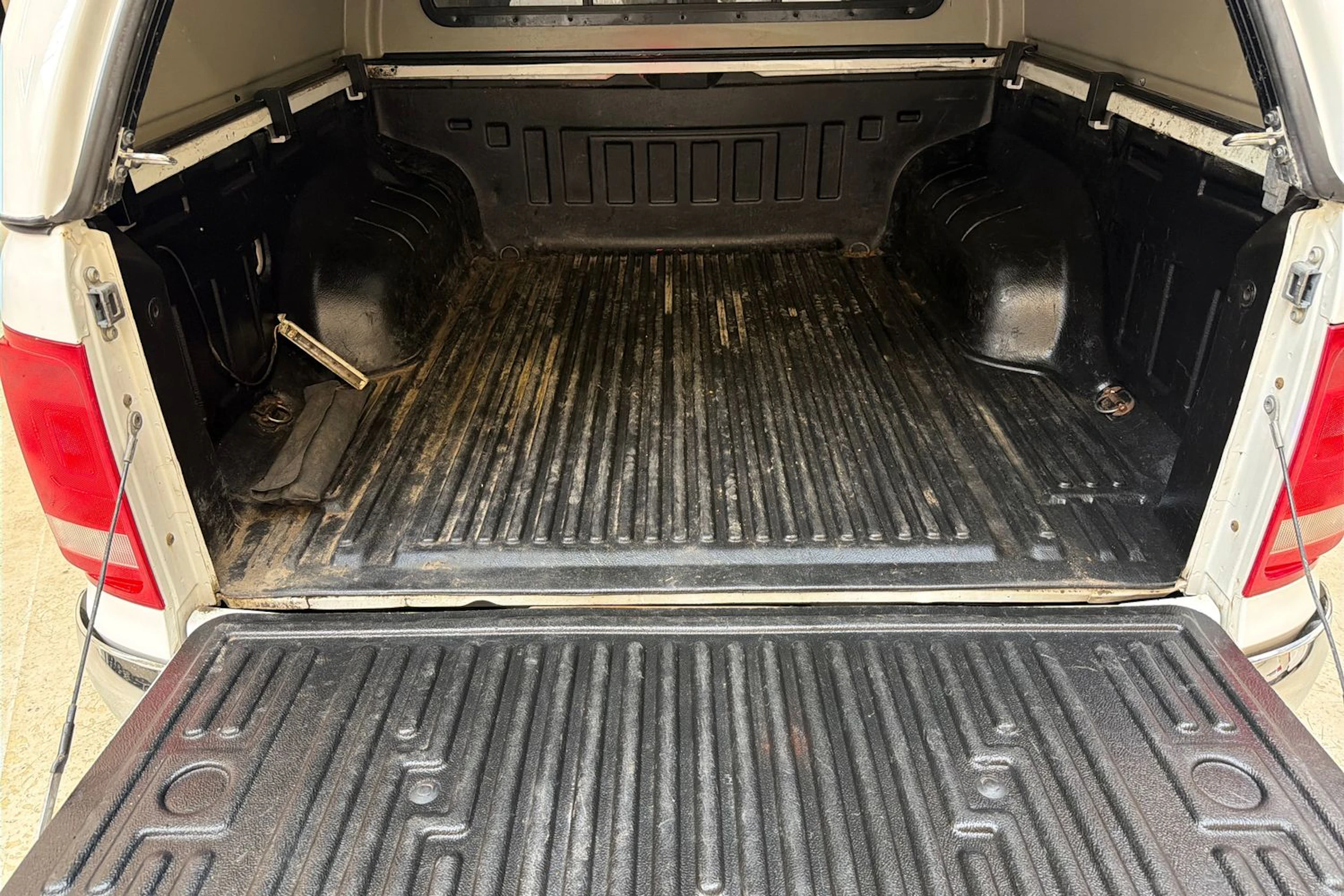 valkoinen Volkswagen Amarok 2012 kuva 25.
