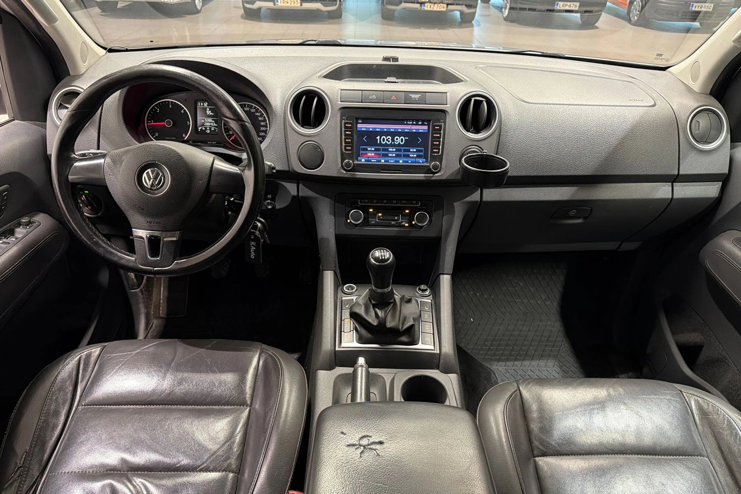 harmaa Volkswagen Amarok 2012 kuva 13.