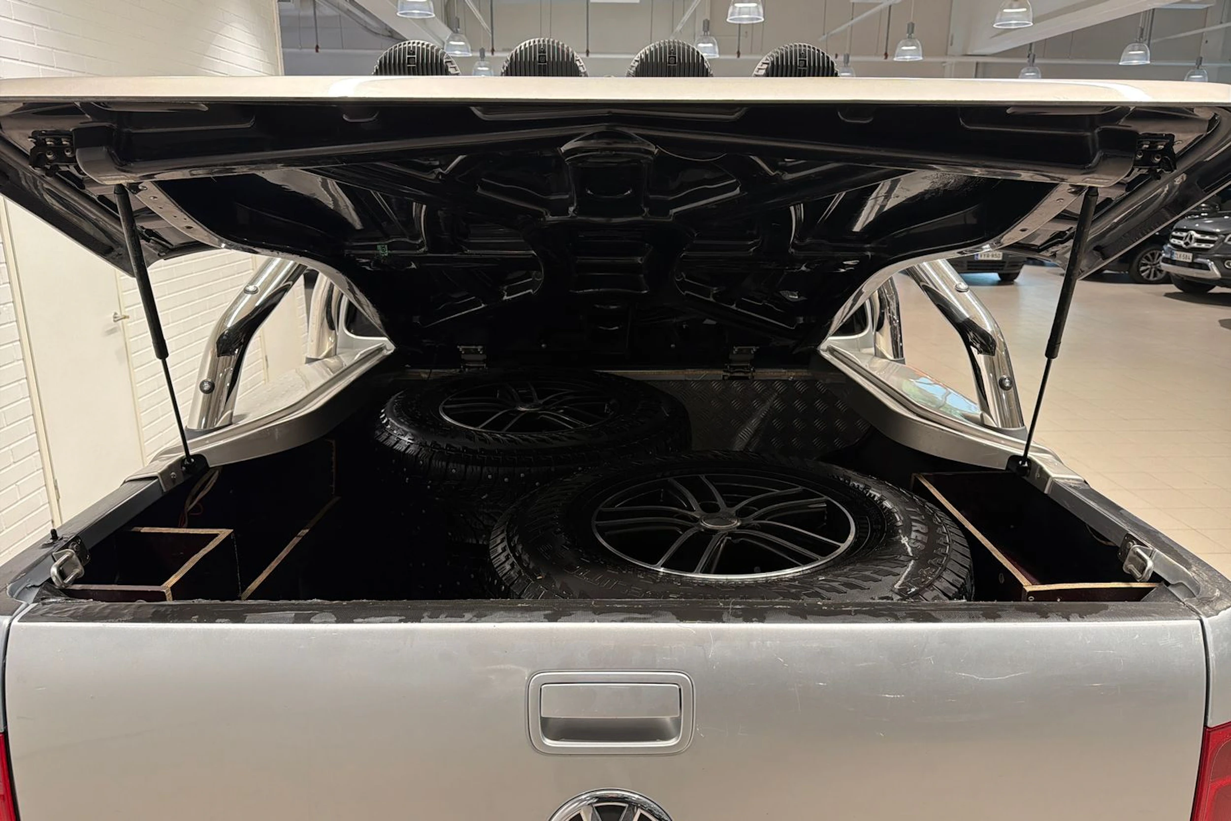 harmaa Volkswagen Amarok 2012 kuva 24.