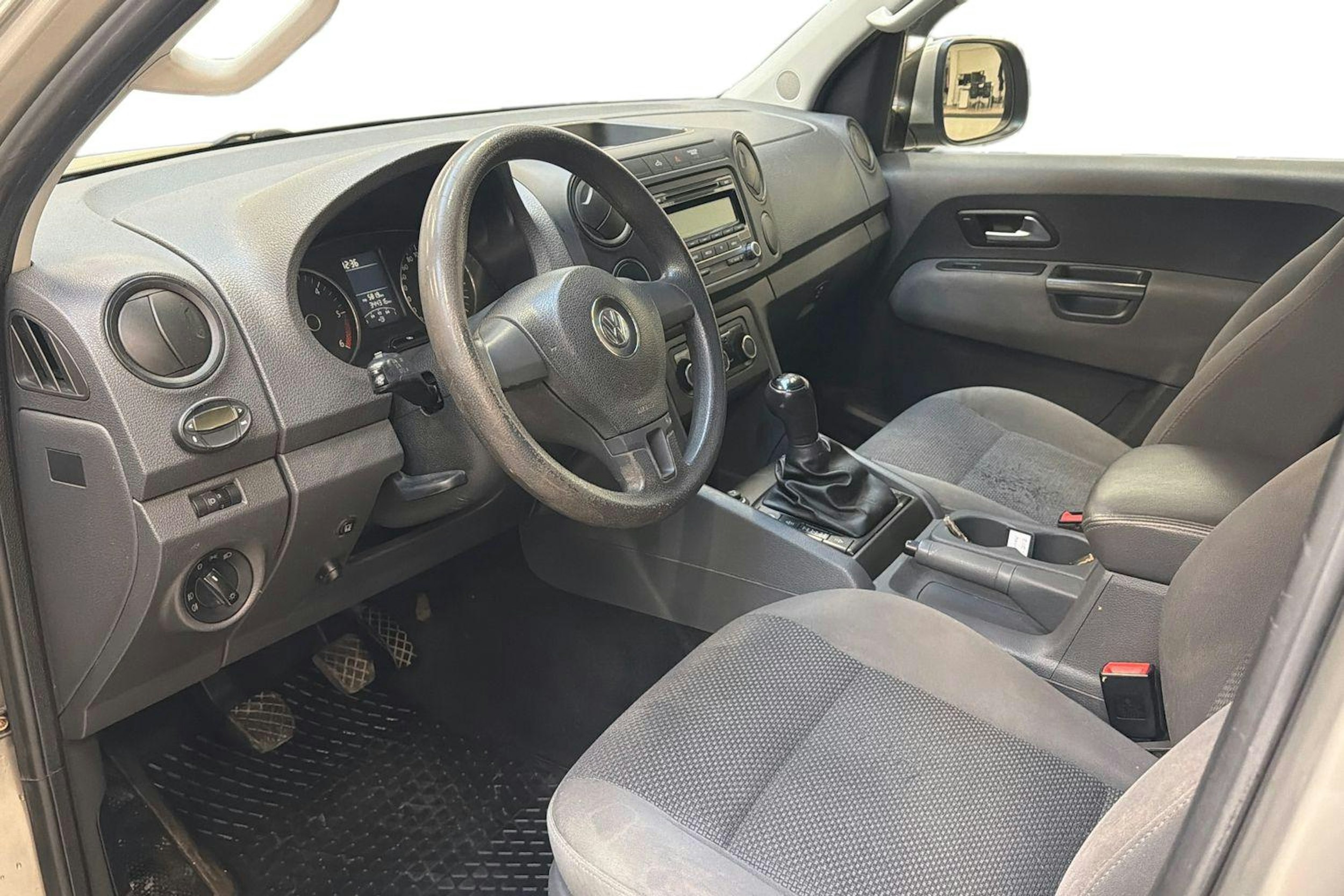 ruskea (beige) Volkswagen Amarok 2012 kuva 8.