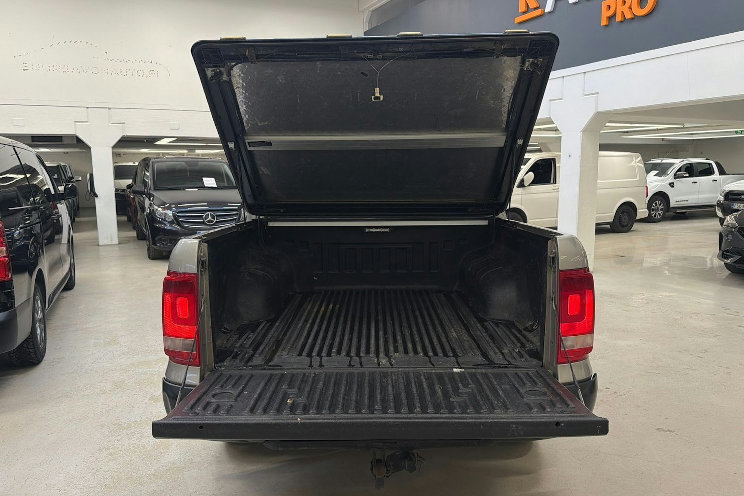 ruskea (beige) Volkswagen Amarok 2012 kuva 22.