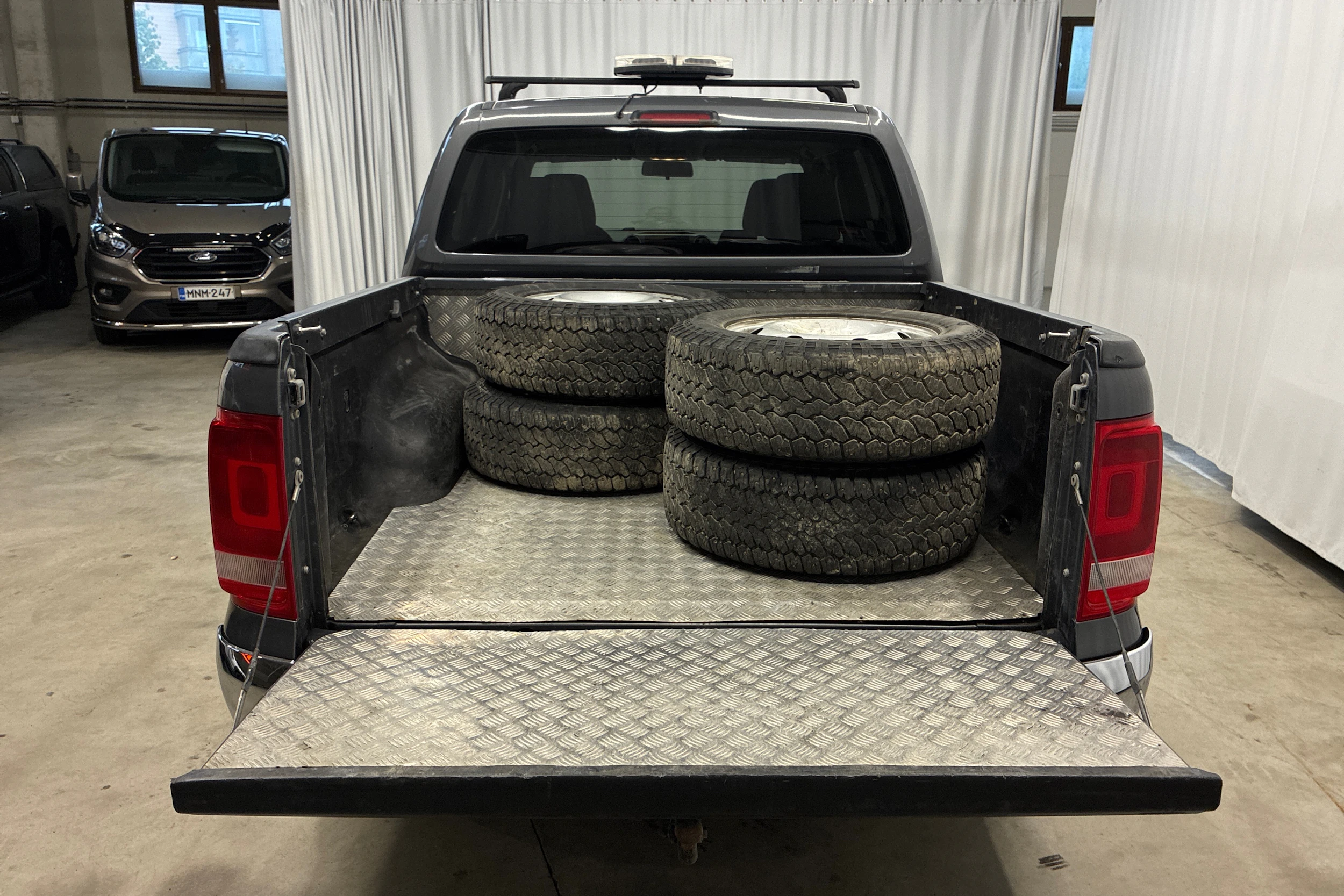 met. harmaa Volkswagen Amarok 2013 kuva 16.