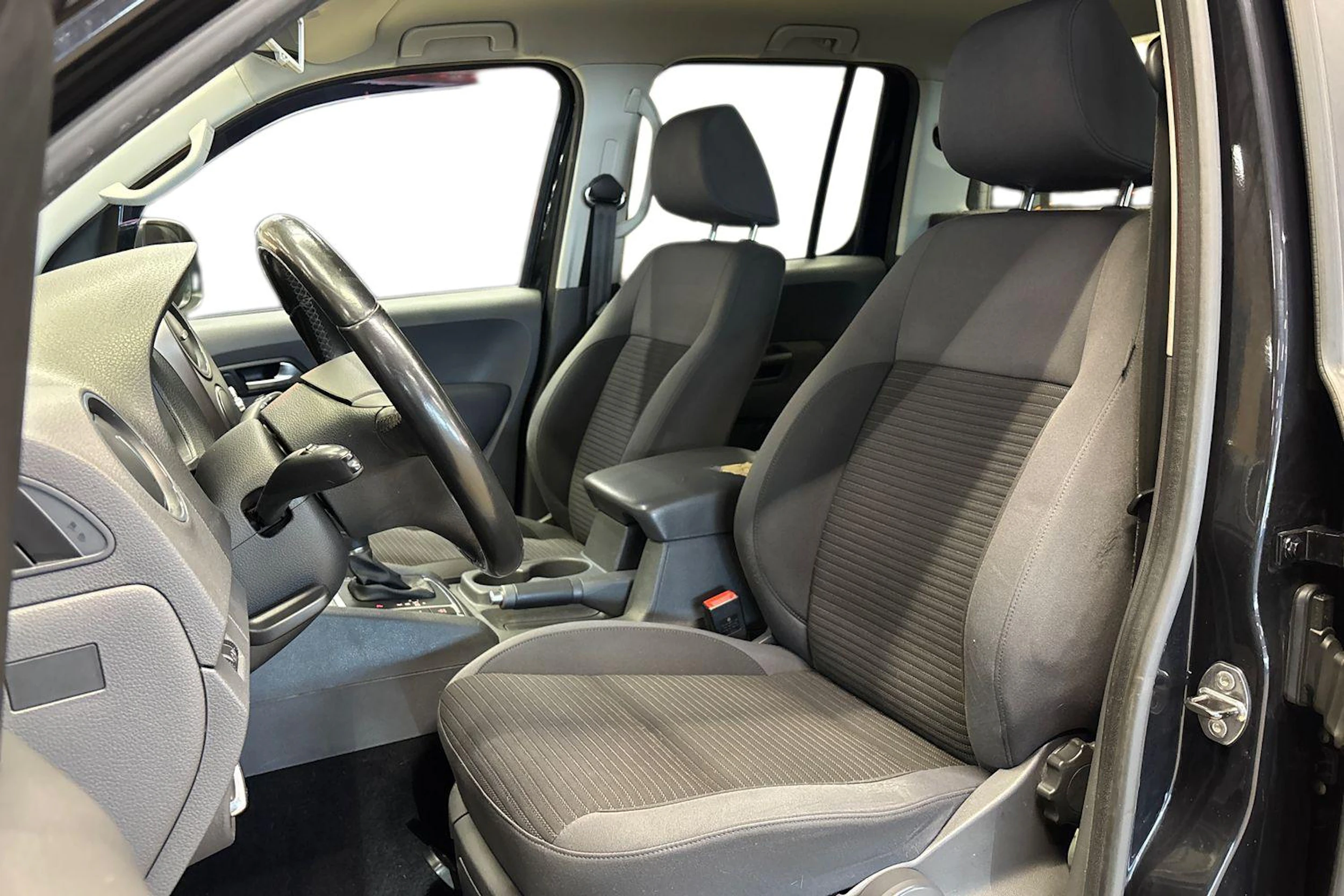 musta Volkswagen Amarok 2013 kuva 8.