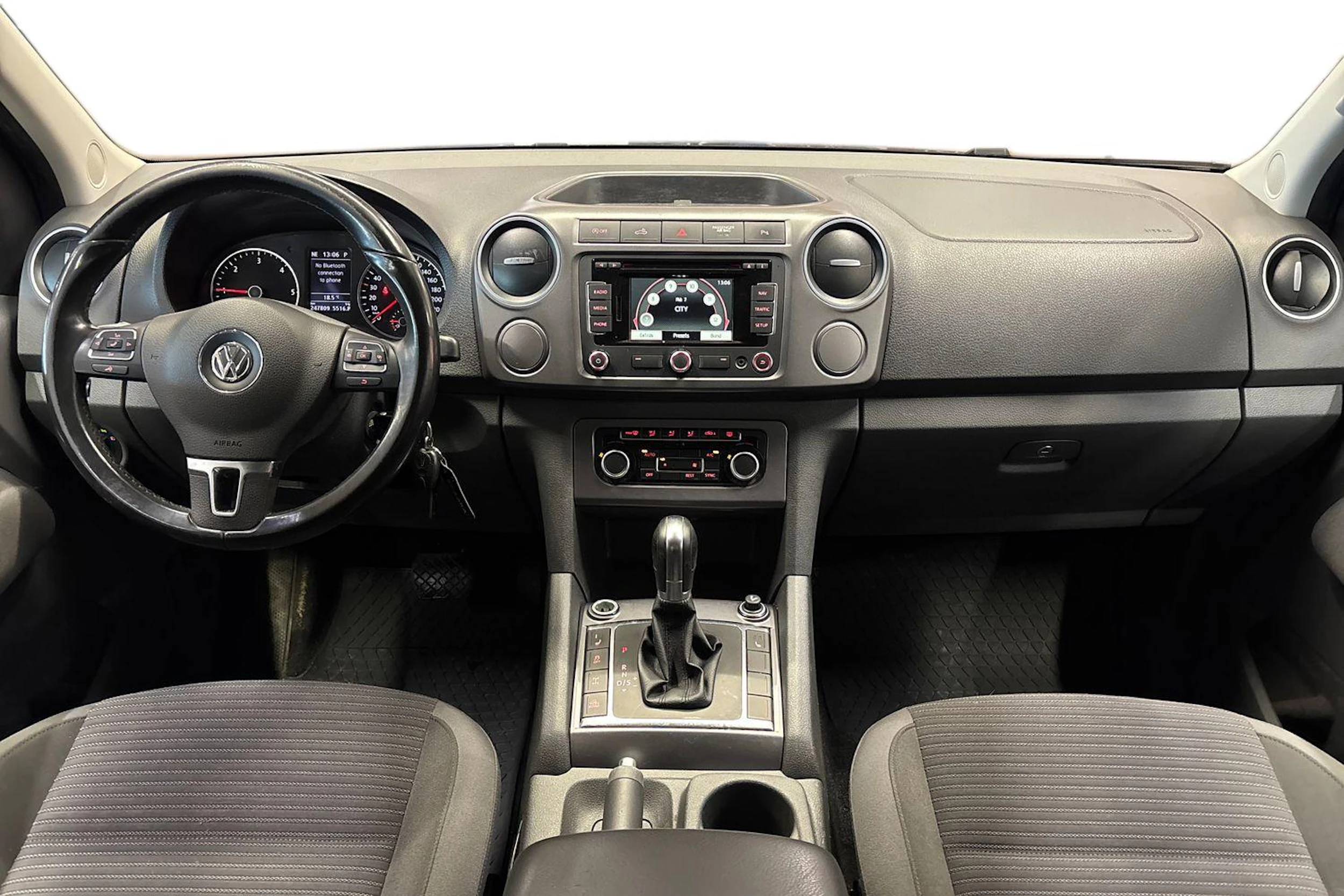musta Volkswagen Amarok 2013 kuva 9.