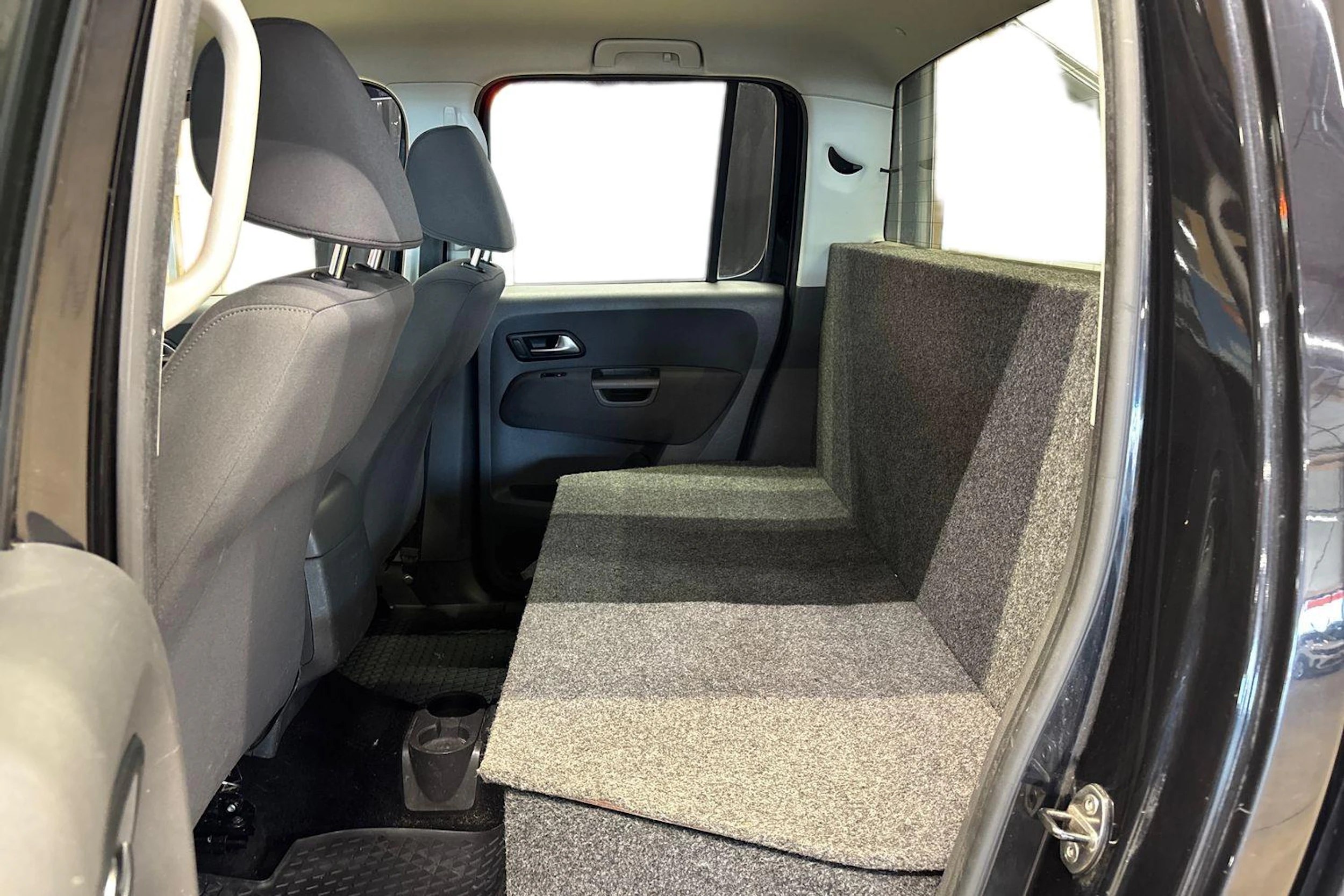 musta Volkswagen Amarok 2013 kuva 11.