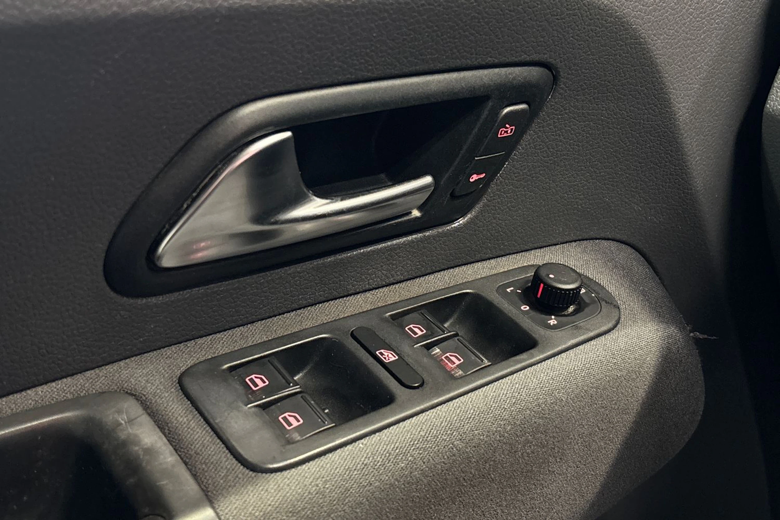 musta Volkswagen Amarok 2013 kuva 13.