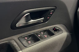 musta Volkswagen Amarok 2013 kuva 13.