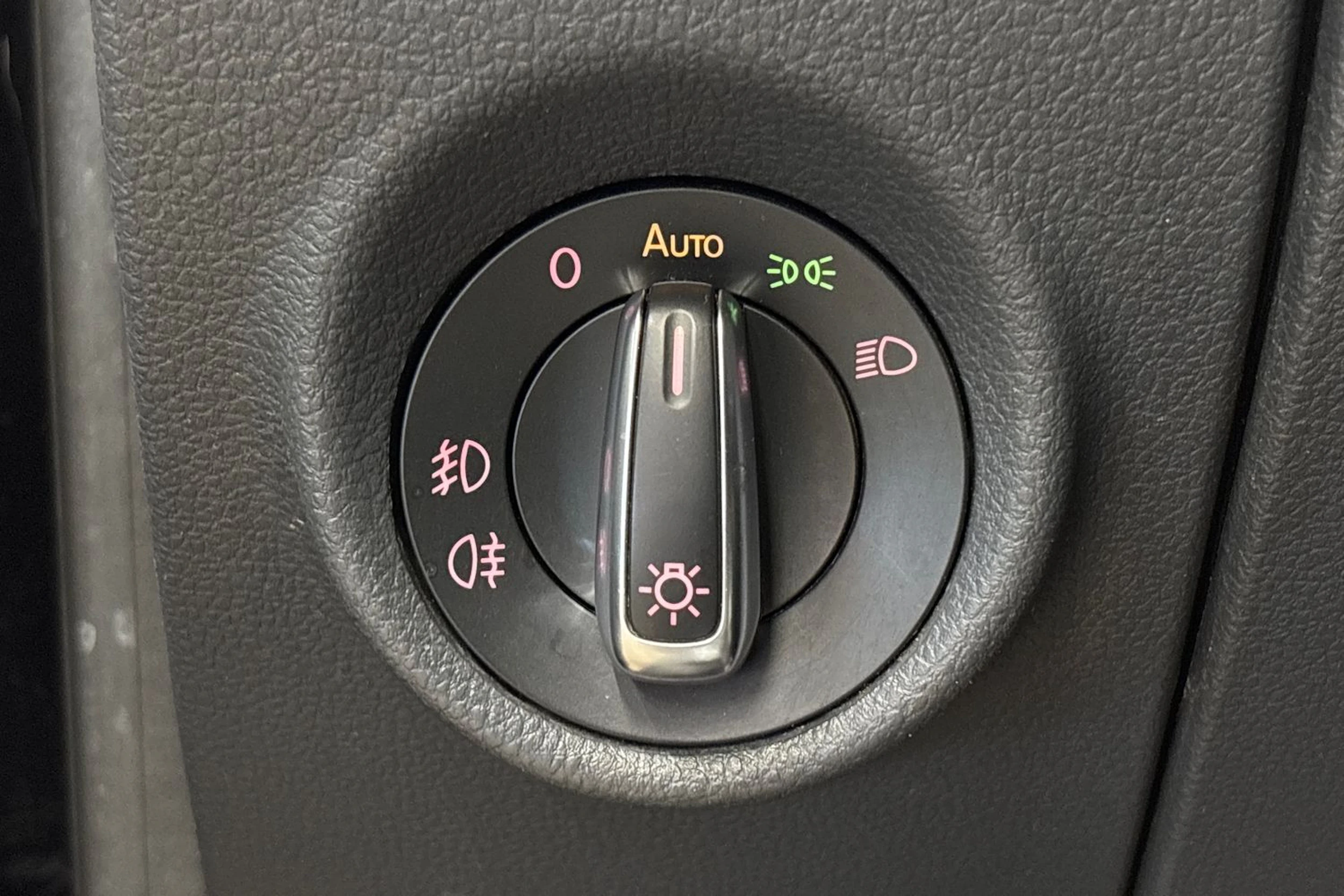 musta Volkswagen Amarok 2013 kuva 15.