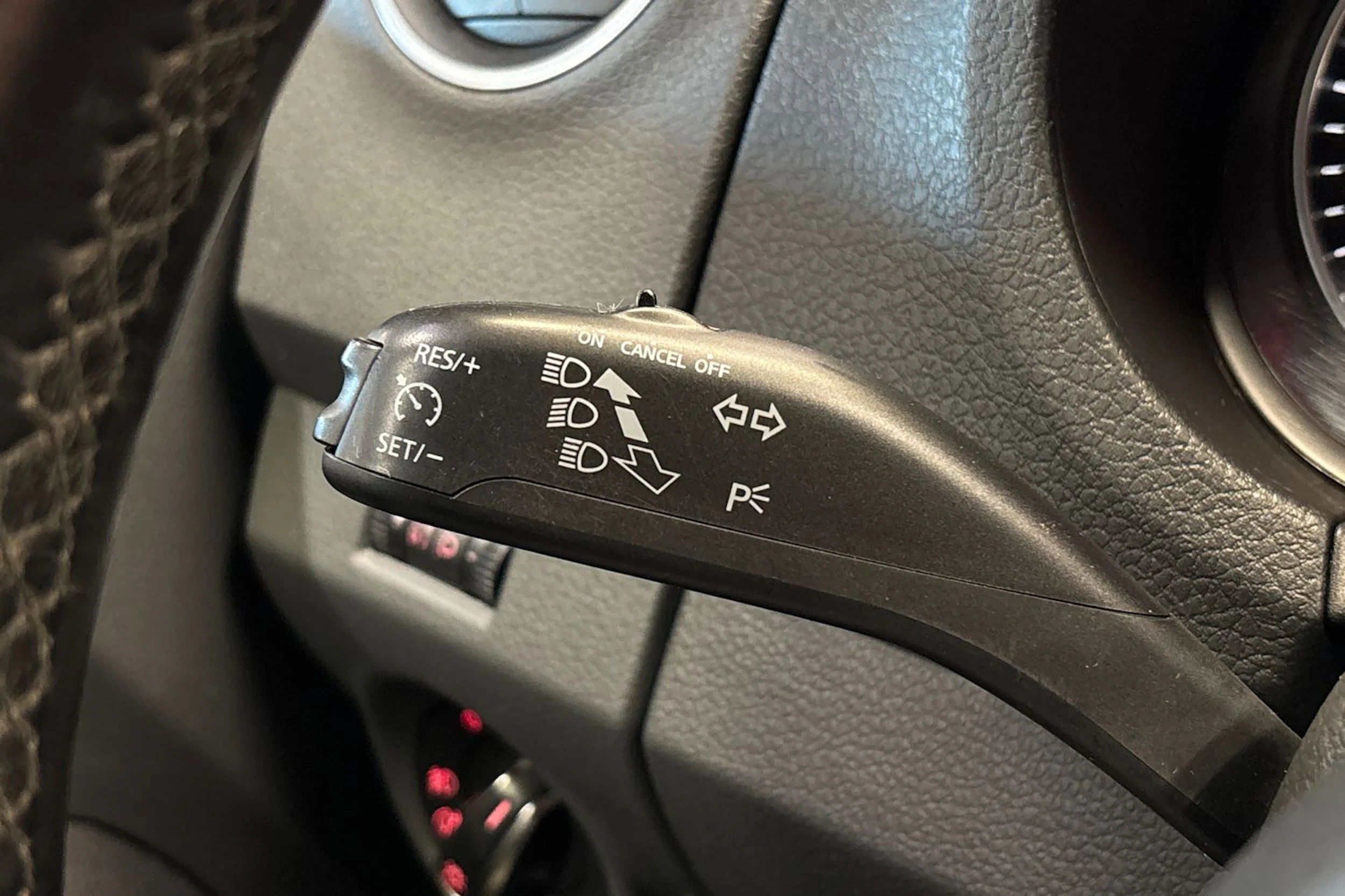 musta Volkswagen Amarok 2013 kuva 16.