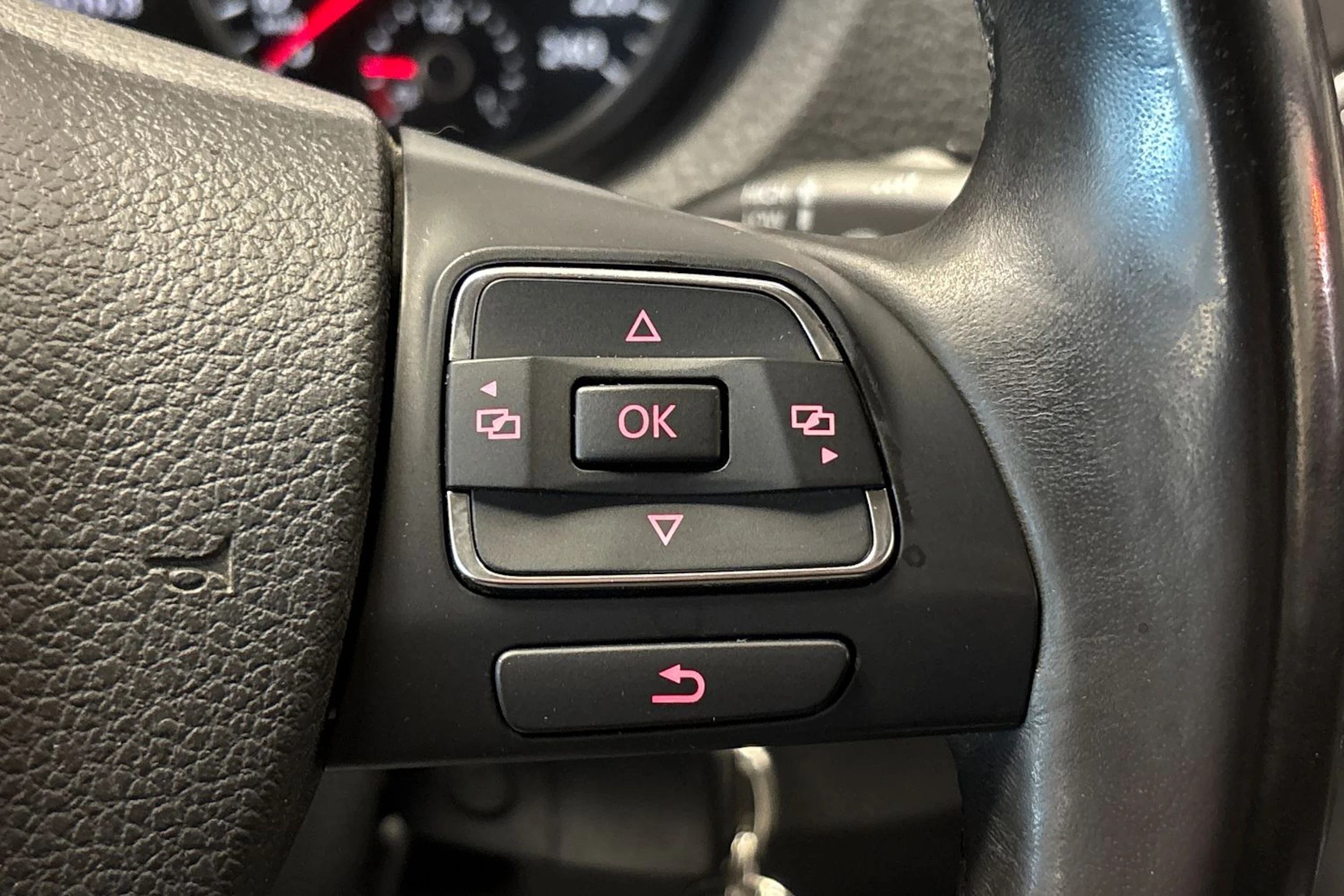 musta Volkswagen Amarok 2013 kuva 18.