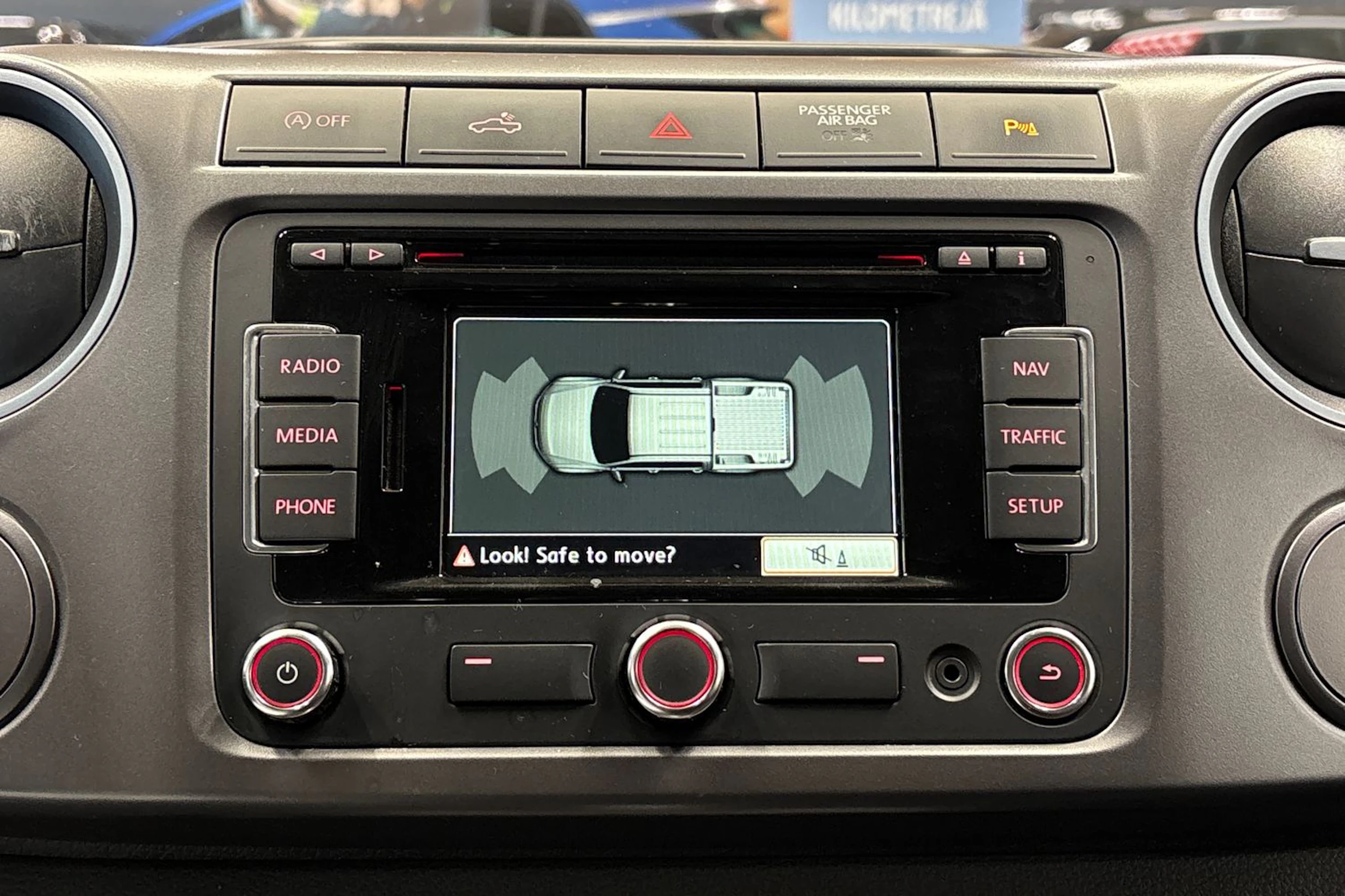 musta Volkswagen Amarok 2013 kuva 22.