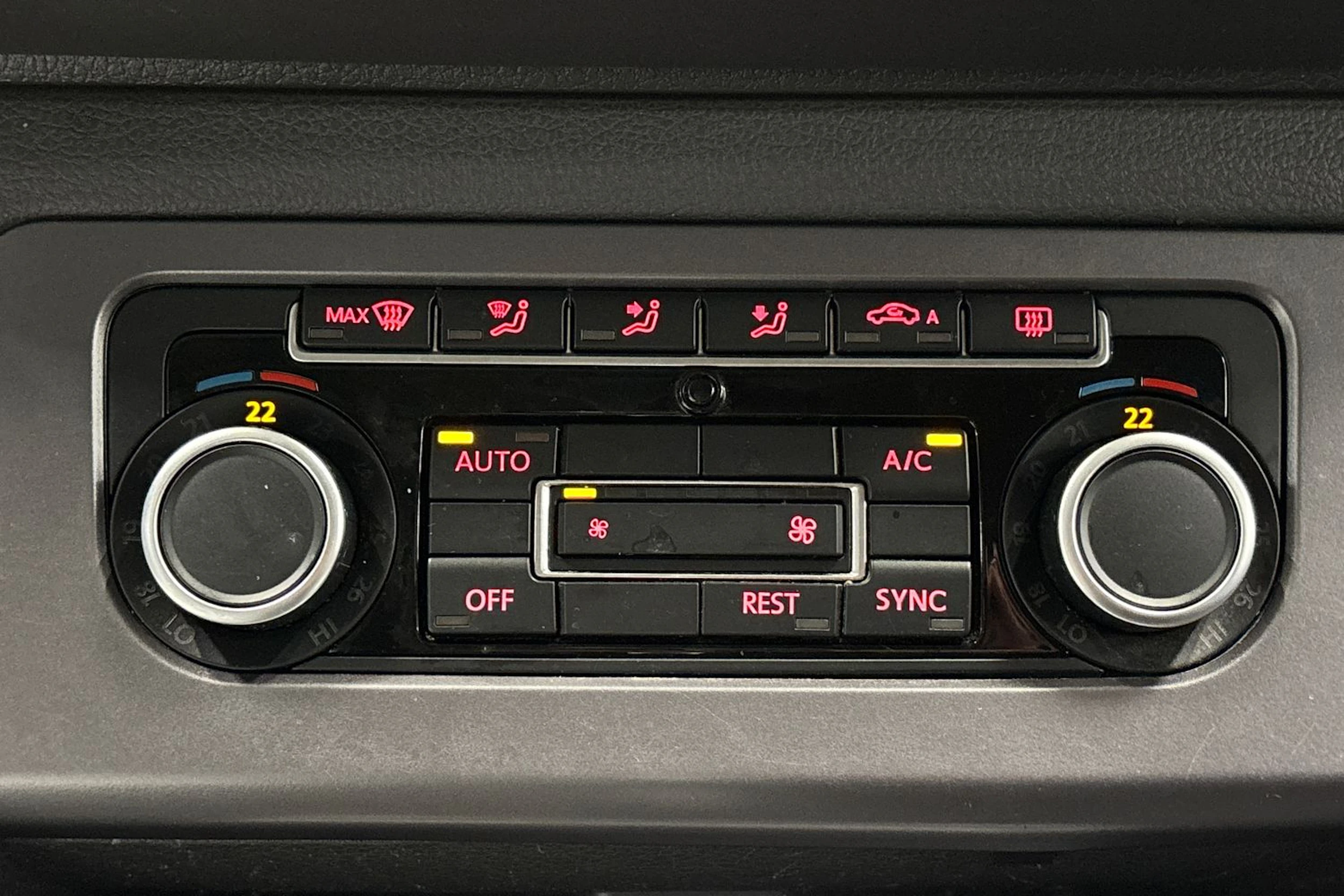 musta Volkswagen Amarok 2013 kuva 23.