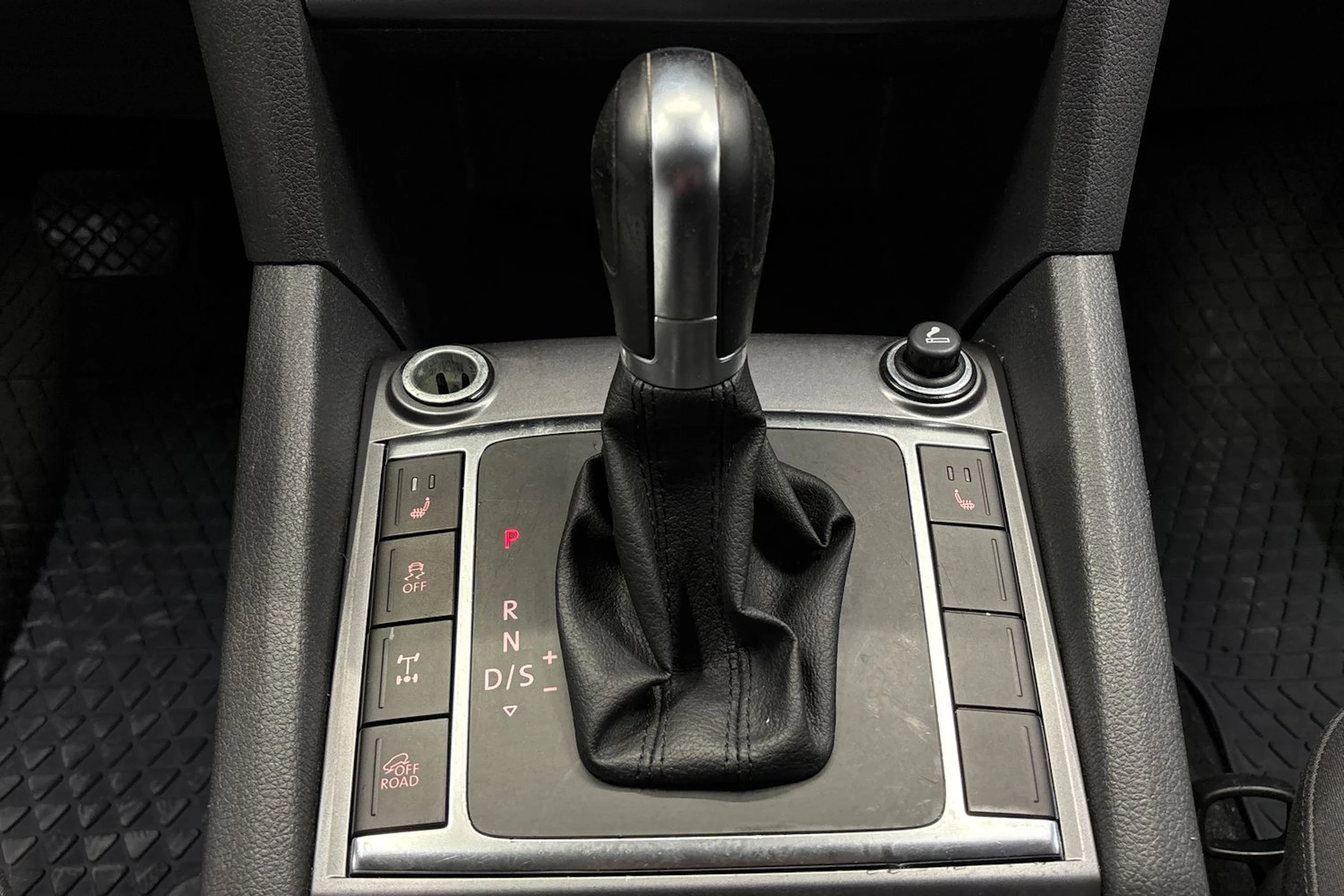 musta Volkswagen Amarok 2013 kuva 24.