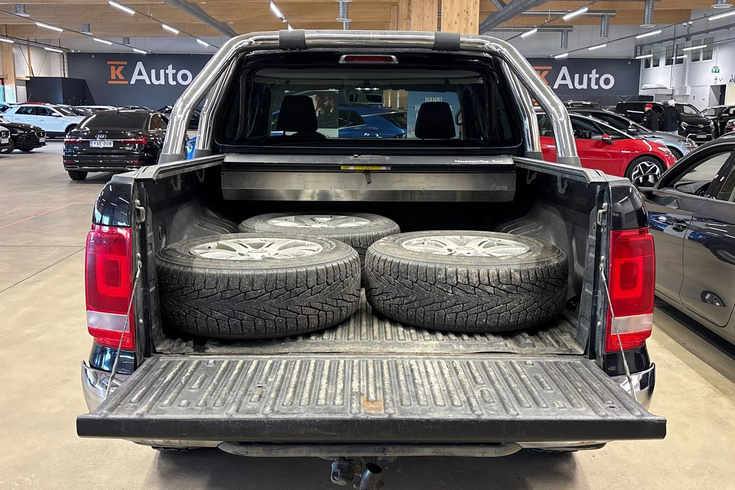 musta Volkswagen Amarok 2013 kuva 26.