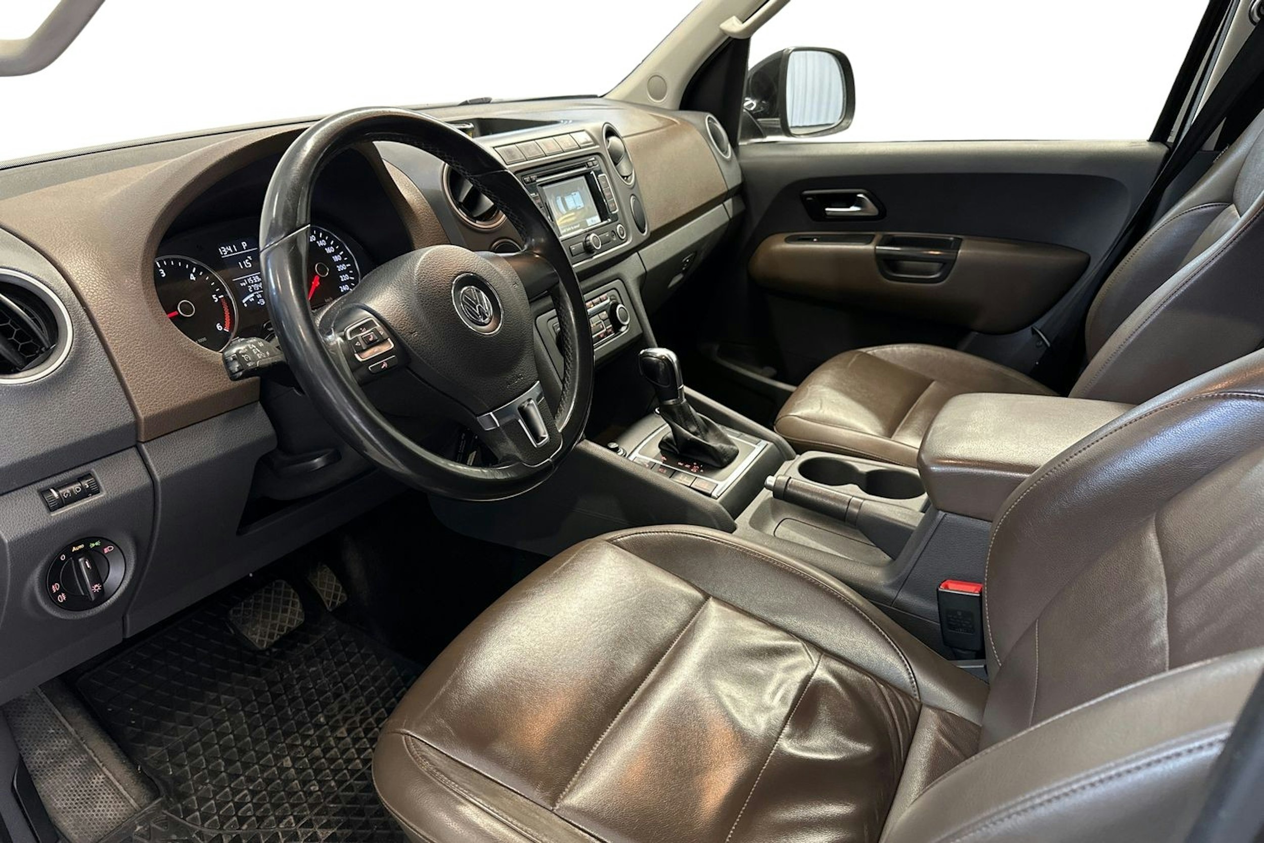 musta Volkswagen Amarok 2013 kuva 3.