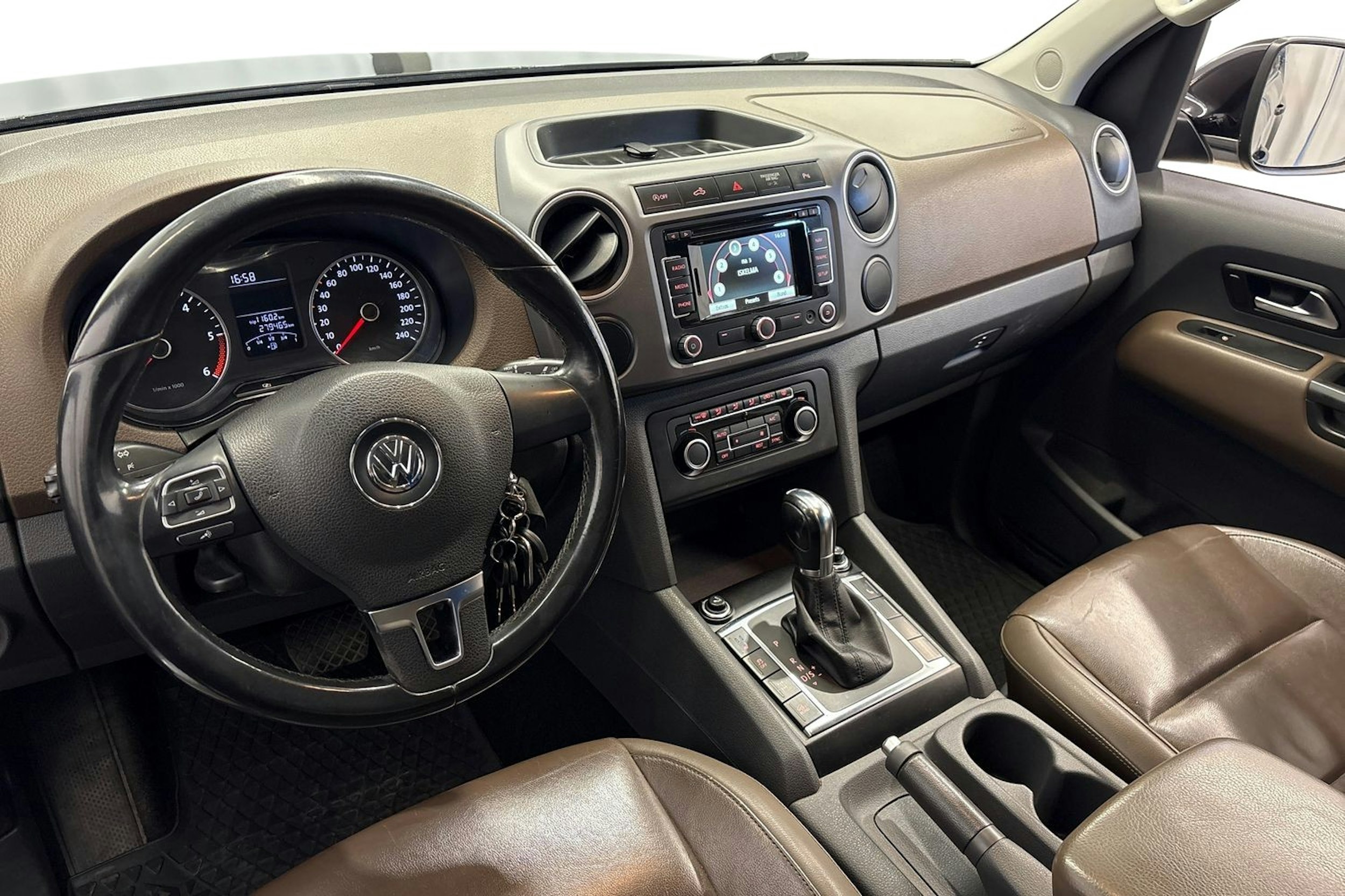 musta Volkswagen Amarok 2013 kuva 7.